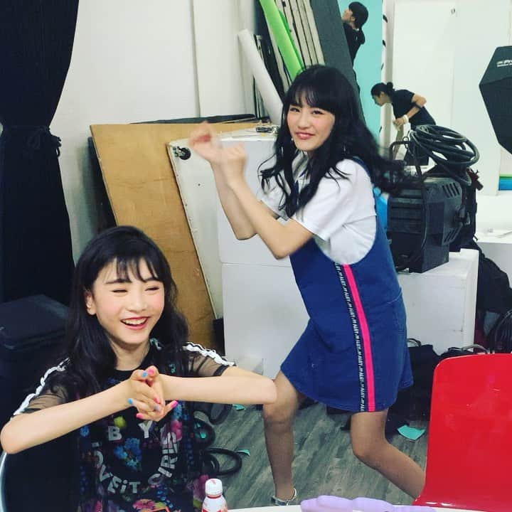 ニコ☆プチのインスタグラム：「ただいま8月号絶賛撮影中☆☆☆﻿ ﻿ ﻿ プチモたちは踊るのが大好きなようで、休憩中はいつも踊ってます﻿ ﻿ ﻿音なしでごめんね〜🙇‍♀️ ﻿ #ニコプチ﻿ #関谷瑠紀﻿ #近藤藍月﻿ #川本結月﻿ #中山あやか﻿ #川合菖蒲」