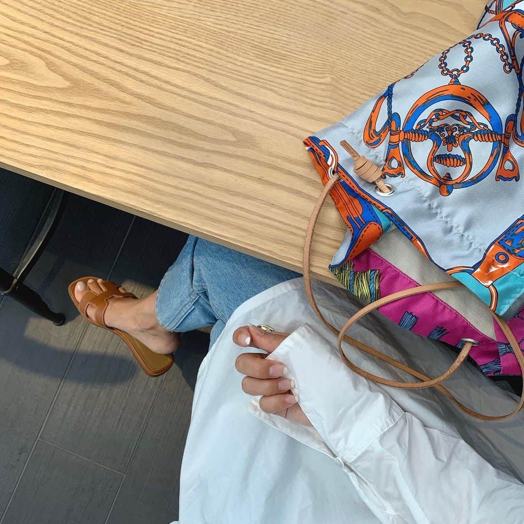 Hiromi Ｍaedaさんのインスタグラム写真 - (Hiromi ＭaedaInstagram)「いつかの ・ シャツ×デニム🐴💚 ・ @normbyhiron 袖口のスリット好きすぎる🍋⚡︎ ・ ・ ・ tops,denim #normbyhiron bag #manipuri shoes #hermes」5月15日 17時48分 - hiron953