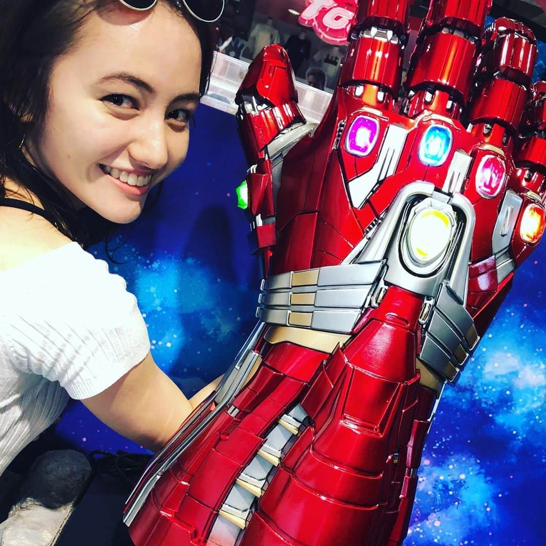 アヤカ・ウィルソンさんのインスタグラム写真 - (アヤカ・ウィルソンInstagram)「. Say hi to the most powerful person in the universe❤️ . この度、アヤカは宇宙一無敵な人間になりました😏笑 . #avengersendgame #gauntlet #アベンジャーズエンドゲーム  #ガントレット #アヤカウィルソン #ayakawilson」5月15日 17時40分 - ayakawilson_official