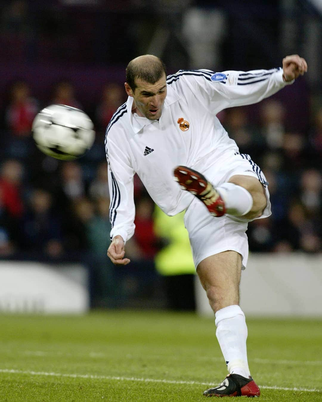 FIFAワールドカップさんのインスタグラム写真 - (FIFAワールドカップInstagram)「#OnThisDay in 2002, Zinédine @Zidane scored THAT volley in the @championsleague final against Bayer Leverkusen 🎯⚽️🤩 What's your favourite goal in #UCL history?」5月15日 17時41分 - fifaworldcup