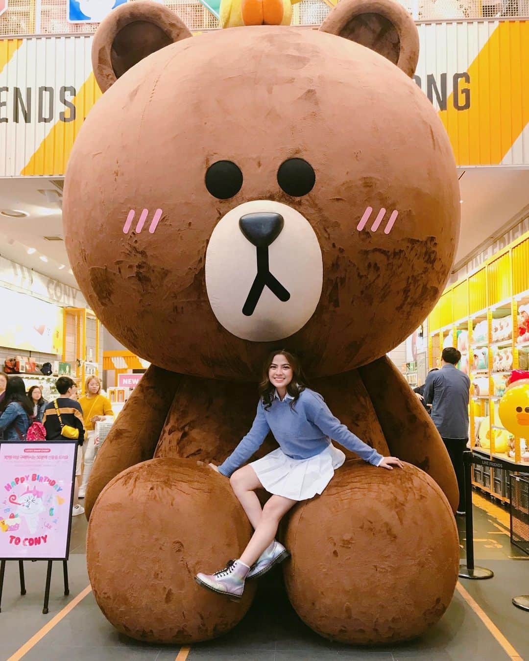 Alexa Ilacadさんのインスタグラム写真 - (Alexa IlacadInstagram)「Couldn't help but take a pic with this bear-y cute and bear-y famous Line bear in Korea. ♥️🐻 #fujifilmphlifestyle #fujifilmxalexa #fujifilmxa5 #alexastravels」5月15日 17時44分 - alexailacad