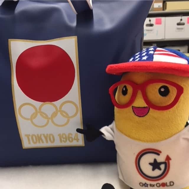 アメリカ大使館さんのインスタグラム写真 - (アメリカ大使館Instagram)「文化＆スポーツ交流担当官のターナーさんが持っているものなんだかわかりますか⁉️ 何とこれ、1964年の東京大会の時に実際に使用された東京オリンピックのトーチ🔥なんですよ〜 その他にも、その時の選手団のバックや、アメリカ人選手の獲得したメダル🏅も展示されていました。 . #us #usa #america #teamusa #go4gold #medal #gold #silver #bronze #bag #sports #olympian #paralympian #museum #studyabroad #tokyo2020 #アメリカ #留学 #スポーツ #メダル #バック #マーク #選手 #記念 #東京2020 #大会 #歴史 #刀」5月15日 17時57分 - usembassytokyo