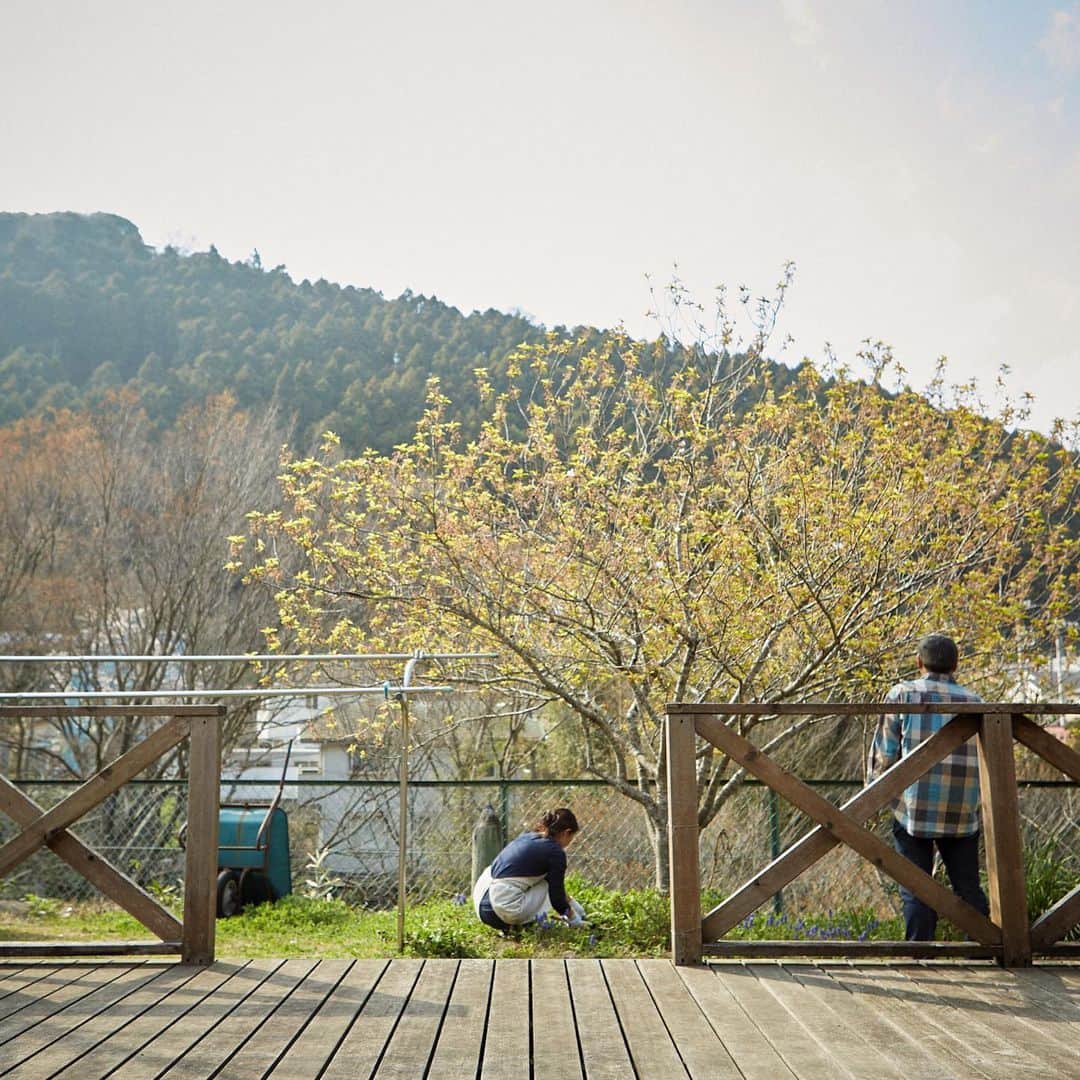 BESSの家さんのインスタグラム写真 - (BESSの家Instagram)「目の前に広がる、四季折々の自然。 「山桜、新緑、紅葉。ここに住んでから、わざわざ見に行かなくなりました。」 . https://www.bess.jp/ . #BESSの家 #住むより楽しむBESSの家 #住むより楽しむ #スローライフ #カントリーログ #ログハウス #木の家 #BESSオーナーの暮らし #BESSユーザーの暮らし #LOGWAY #梺ぐらし #暮らし #暮らしを楽しむ #自然とつながる暮らし」5月15日 17時57分 - bess_slowlife