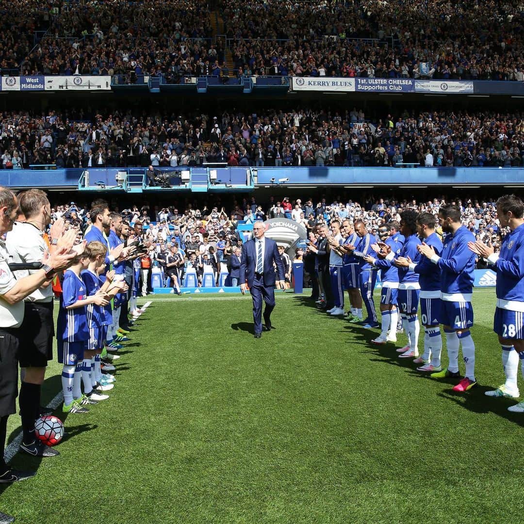 レスター・シティFCさんのインスタグラム写真 - (レスター・シティFCInstagram)「#OnThisDay in 2016, Chelsea’s players formed a guard of honour for #lcfc - the new Premier League Champions 🏆」5月15日 17時52分 - lcfc
