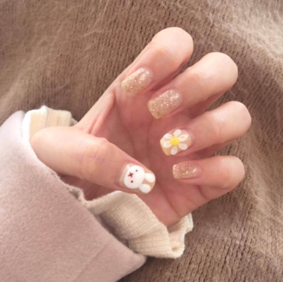 RiLiさんのインスタグラム写真 - (RiLiInstagram)「ネイル💅🏻にも取り入れる人、急増中🍎【ミッフィーネイル】🐰🥕 ..... 最近ブームになっているキャラクター、ミッフィーちゃん🐰🥕インテリアやバッグの中にもミッフィーグッズが増えた‼なんて子もいるのでは🙊💕そんな大流行のミッフィーをネイルにも取り入れているって子が急増中😳😳 【ミッフィーネイル】は赤やオレンジ、黄色などのTHEミッフィーカラー🍎や、やさしいパステルカラーでベースをぬってもらって、好きな指にミッフィーちゃん🐰をかいてもらえば完成🙆🏻 ミッフィーの絵本の中に出てくる、くまさん🐻やぶたさん🐷も一緒にかいてもらうのもかわいいよね🌼みんなが知っているミッフィーちゃんのネイルは友だちからもほめられること間違いなしっ🍰 ❣ ❣ ❣ ❣ ❣ サイトやSNSで掲載させていただくお写真募集中😘📸 かわいいコーデやアイテム、注目スポットなどが撮れたら、ハッシュタグ→#rili_tokyo  を付けて投稿❗ ． Special Thanks💋 Photo by @page4piraf @y_r_miffy @yufudayo @pipi____rey @fm_______727239 @__natsumiiiiiii__ ． #春 #春コーデ #ミッフィー #ミッフィーネイル #キャラクターネイル #ニュアンスネイル #うさぎネイル #グリッターネイル #ミラーネイル  #ワントーンコーデ #シンプルコーデ  #カジュアルコーデ #ガーリーコーデ #置き画 #置き画くら部 #今日のコーデ #コーデ #コーディネート #RiLi  #おしゃれさんと繋がりたい #お洒落さんと繋がりたい #ファッション #패션스타그램 #ootd #outfit」5月15日 18時00分 - rili.tokyo