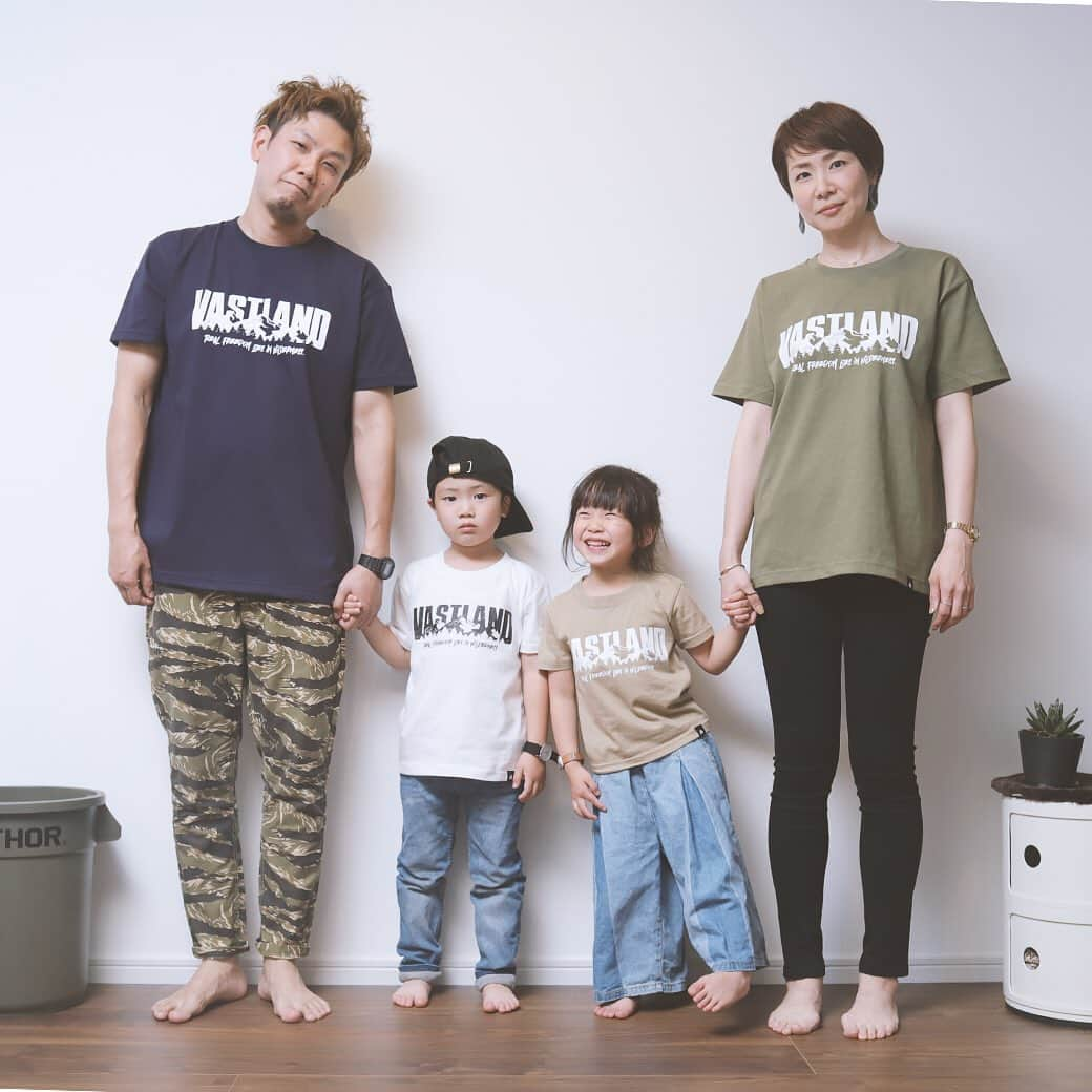 VASTLANDさんのインスタグラム写真 - (VASTLANDInstagram)「【VASTLAND×T-shirt last information】 . .. 「OUTDOOR PARK 2019」にて先行販売するTシャツの最終情報。 . Real freedom lies in wildness. ～本当の自由は自然の中にある。～ . 最終情報となる本日は、着用画像を。 . 7.1オンスのヘビーウエイトボディは、アウトドアシーンでのハードユースに最適。 透けない・よれない・味わい深い、タフなTシャツをお楽しみください。 . ご夫婦やカップル、親子でのご購入はいかがでしょうか。 . .. 【素材】 綿100% オープンエンド糸 . 【サイズ・カラー】 ●キッズサイズ 100、120 ホワイト、サンドカーキ、ネイビー ●アダルトサイズ XS、S、M、L、XL、XXL ホワイト、ライトオリーブ、ネイビー . 【販売価格】 ●キッズサイズ 1500円 ●アダルトサイズ 2000円 ※どちらもアウトドアパーク限定の特別価格となります。 . .. #VASTLAND #ヴァストランド #アウトドアパーク #アウトドアパーク2019 #outdoorpark #Tシャツ #Tシャツデザイン #Tシャツコーデ #キャンプ #camp #camping #キャンプギア #キャンプ道具 #キャンプ用品 #キャンプ女子 #キャンパー #カップル #カップルコーデ #夫婦 #夫婦コーデ #親子 #親子コーデ #コーデ #おそろい #おそろいコーデ #大人コーデ #カジュアルコーデ #大人カジュアル」5月15日 18時01分 - vastland.jp