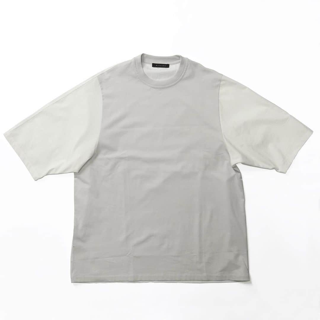 ウィザードのインスタグラム：「2019 SUMMER COLLECTION  DOCKING  CUTSEW  In store now  WIZZARD OFFICIAL WEB STORE  https://wizzard.stores.jp/  47/2 ハイゲージ天竺と100/2 ブロードをドッキングしたカットソー。 前がセットイン、後はドルマンといった前身頃と後身頃の違ったカッティングが特徴。  ガス焼き（コットン特有の表面の毛羽を落とす加工）を施したハイゲージ天竺を使用。 ガス焼きされた生地は強度に優れ、毛羽が少ない為毛玉などの出来ずらい高級感ある表情の生地です。 更に47/2双糸を使用している為、洗いによる斜行を軽減しています。 ゆったりとしたシルエットはストレスの無い着心地とガス焼き素材が作るしなやかなドレープ感のあるカットソーに仕上がっています。  #wizzard_fac #wizzard #fashion #tokyofashion #streetfashion #fashionphoto #streetwearbrand  #streetwearaddicted #radiohead #ウィザード #メンズファッション #ファッション #モード #モード系ファッション」