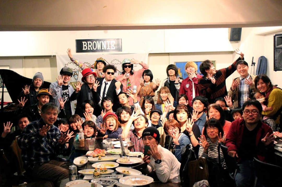 のインスタグラム：「‪＼Special thanks／‬ 4/27(sat)@関目BROWNIE‬ ‪GAMO4 Fes.2019‬ ‪〜日程解禁プレイベント〜‬ . ご来場＆ご出演頂き‬ ‪ありがとうございました!!!‬ . ‪お待ちかねの終演後の‬ ‪オフィシャル写真を更新。 . 今年は【11/10(日)】に開催♪‬ ‪会場も決まりましたので‬ ‪今月の発表を乞うご期待ー☆‬ . #がもよんフェス #gamo4fes‬」