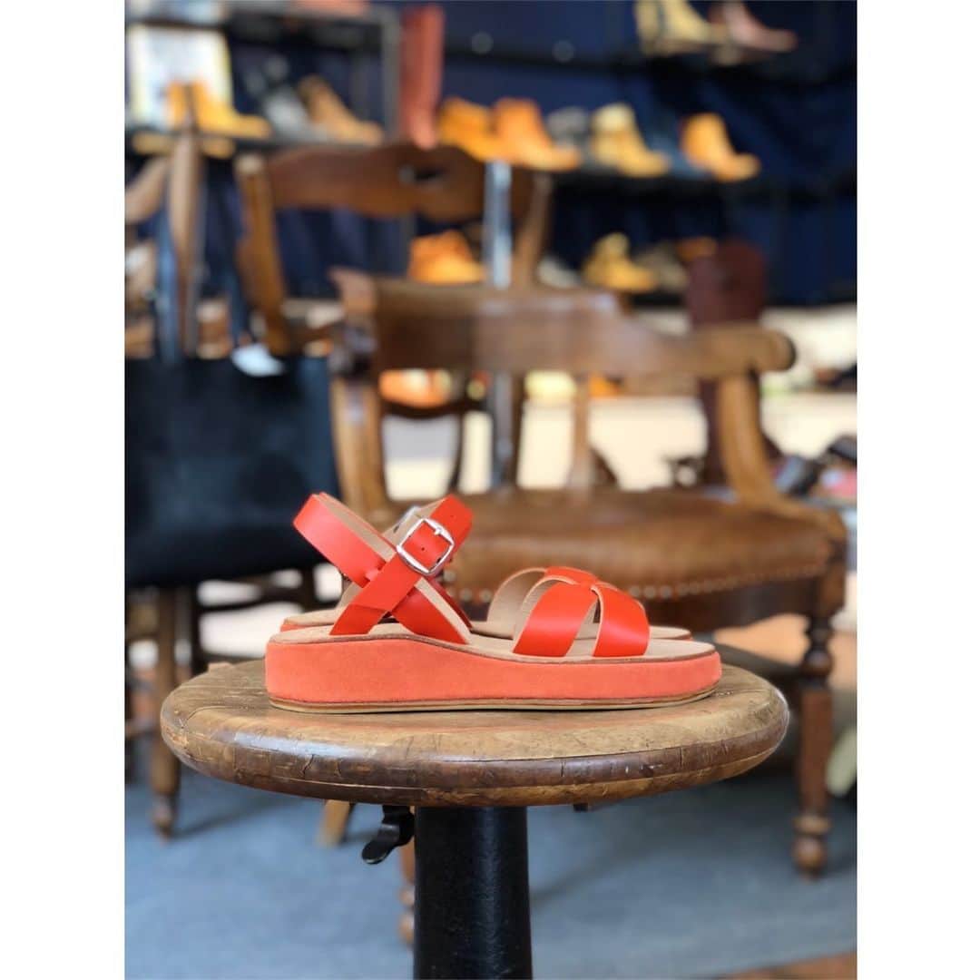 のインスタグラム：「🍊 #labottegardiane #createyourown #sandale #wedgesandals #fabriquealamain #labelepv #artisanat #savoirfaire #camargue」