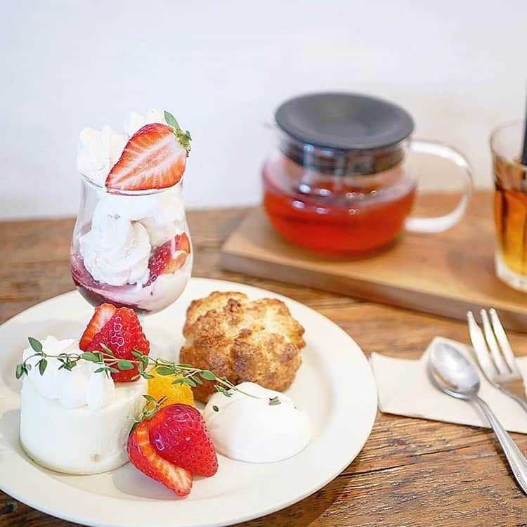 Beaustagrammerさんのインスタグラム写真 - (BeaustagrammerInstagram)「［#cafemiru_東京］﻿ ——————————————————————﻿ 新宿3丁目「cafeWALL」のよくばりプレート🍓🍨🍰﻿ ﻿ ☑︎3種のよくばりデザートプレート ⁣ 1580⁣yen﻿ ☑︎アールグレイ﻿ ﻿ 可愛いスイーツがたくさん乗った可愛いプレートは、食べごたえも抜群❣️﻿ 内容は苺と桜のヴァシュラン⁣、ホワイトチョコとチェリーのムース⁣、サクサクスコーン＆季節のフルーツ⁣と、どれも違った食感や味わいを楽しめるスイーツばかりです🤤✨✨﻿ ※季節限定とのことなので、メニューの提供については事前にお店の方へお問い合わせください。﻿ ﻿ ﻿ 📍cafeWALL﻿ ⚪︎住所 / 東京都新宿区新宿3-9-5 ゴールドビル3FB﻿ ⚪︎営業時間 /【月‐木】11:30-23:00 (22:30 L.O)﻿ 【金･土･祝】11:30-23:30 (23:00 L.O)﻿ 【日】11:30-22:00 (21:30 L.O) ﻿ ⚪︎定休日 / なし﻿ ⚪︎アクセス / 東京メトロ新宿3丁目駅B2出口 徒歩2分﻿ JR新宿東口 徒歩10分﻿ ﻿ 【cafemiru_tokyo】﻿ 📍 cafeWALL﻿ ◎Open Hours /【Mon.‐Thu.】11:30-23:00 (22:30 L.O)﻿ 【Fri.･Sat.･Holiday】11:30-23:30 (23:00 L.O)﻿ 【Sun.】11:30-22:00 (21:30 L.O) ﻿ ◎closest station / Tokyometro「Shinjuku 3-chome 」﻿ ﻿ ☕️ @cafewall2014﻿ 📷 @rina___cafe﻿ ——————————————————————﻿ Cafemiruでは「#インスタ探検隊」or「#cafemiru」をタグ付けしているカフェ写真から、運営スタッフが厳選してご紹介しています👀🔍﻿」5月15日 18時02分 - cafemiru.jp