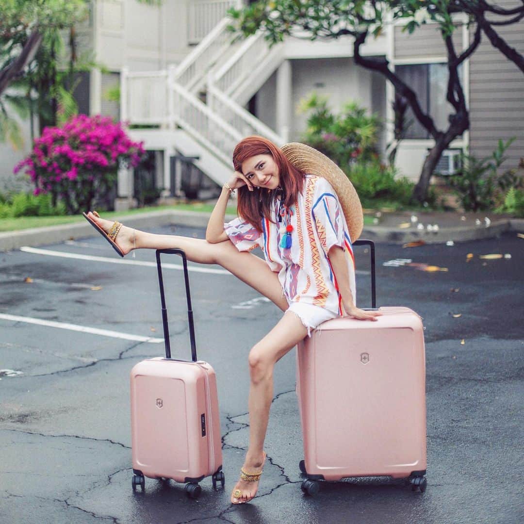 Elva Niさんのインスタグラム写真 - (Elva NiInstagram)「Travel light 🧳  對於經常要周圍飛的我來說 好用的行李箱真的太重要！！！ 實用之餘也要美美的 作為搭配中的元素才更能夠加分吖～ love these luggages @victorinox  #MyVictorinox #VictorinoxHK」5月15日 18時02分 - misselvani