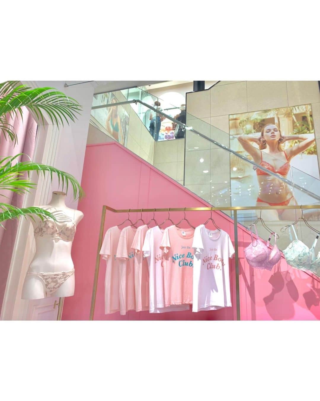 西村笑花さんのインスタグラム写真 - (西村笑花Instagram)「🍑 ・ ・ @peachjohn_official 👙 Nice Body Club 👙 ポップアップショップへ行ってきたよ🍑❤︎ どんな体系の人でもナイスバディになれちゃうブラなんだって😍 これからの季節、薄着が増えるから下着も気をつけなきゃ✨  #nicebodyclub #peachjohn #ナイスバディブラ﻿」5月15日 18時03分 - emika_nishimura