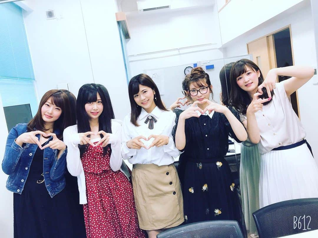 上原ありささんのインスタグラム写真 - (上原ありさInstagram)「今日は事務所レッスンでした〜🧐💕 みんなで♡はーと♡ポーズ🙌💓 . . #ヴィズミック#レッスン#学習#頑張る」5月15日 18時14分 - mai_ueharaarisa