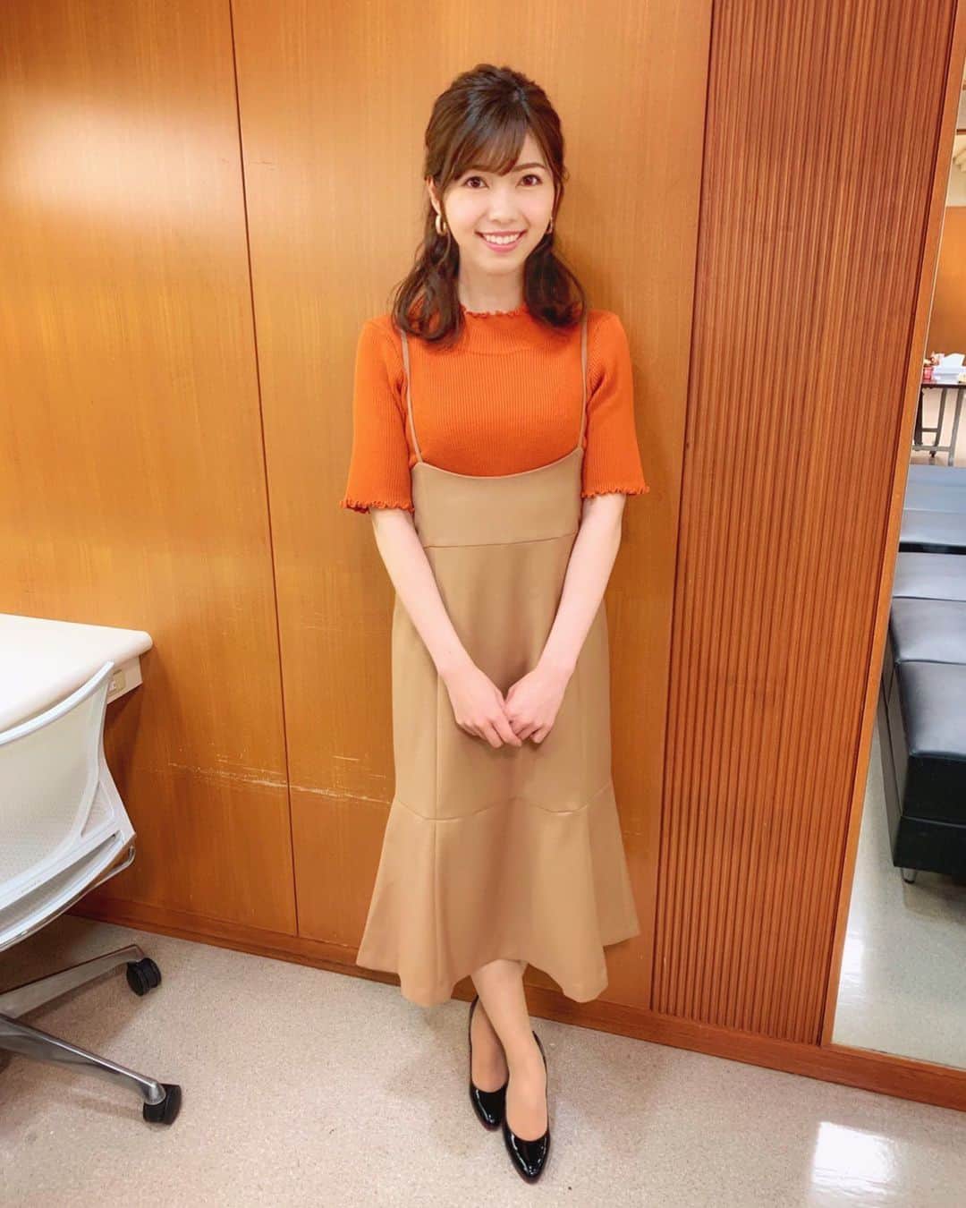 のインスタグラム：「はやドキ💕﻿﻿ 水曜日ありがとうございました〜✨﻿﻿ ﻿﻿ ﻿ 最近は1日の寒暖差が大きいですね😣﻿﻿ 皆さん体調崩してないですか？💦﻿﻿ ﻿﻿ ﻿﻿ #tbs #はやドキ #アナウンサー #セントフォース﻿﻿ #川又智菜美 #衣装 ﻿#オレンジコーデ﻿ #ジャンパースカート って言っていいのかな？🤔」
