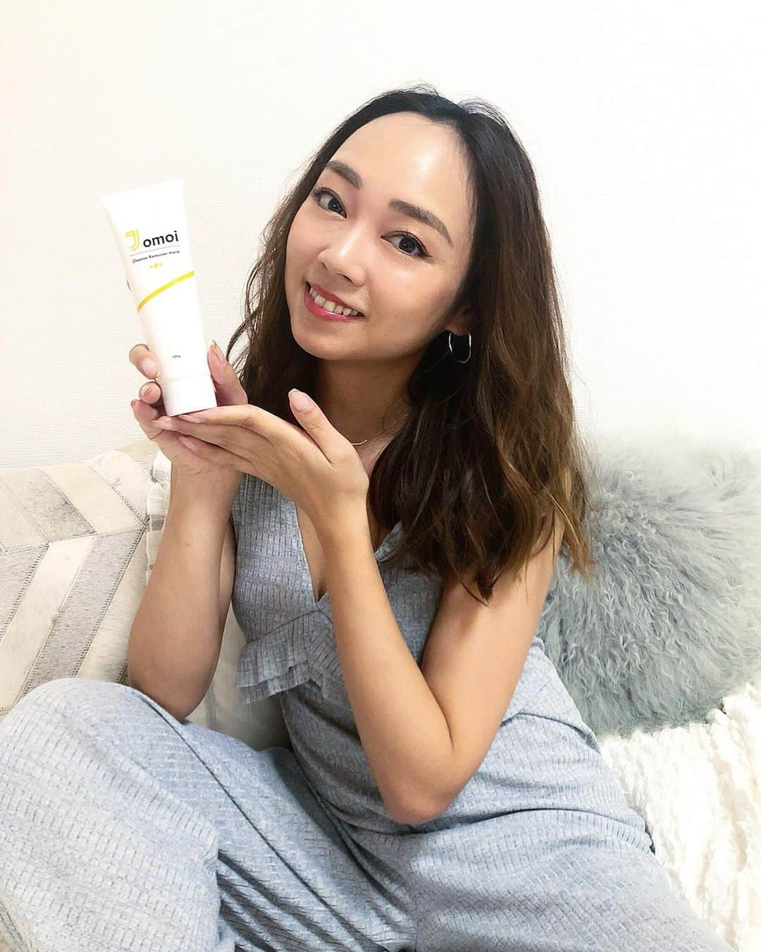 石田美奈子さんのインスタグラム写真 - (石田美奈子Instagram)「#bodycare . 露出が多くなる時期、女性が特に気になる(気にしなきゃいけない😂)のが#ムダ毛 。 私はかなり前に#全身脱毛 をしていますが、回数が少なかったのか、毛が丈夫なのか、気づくとほんの少し生えていたり… 改めて#脱毛サロン で全身脱毛するほどでもないので、気になった時に#除毛クリーム を使っています。 . 私が使っているのが、#ジョモワ の#除毛 クリーム。 #美容サロン がプロデュースしているので安心して使えます。 除毛後チクチクせず、ツルツル肌に♡ カミソリ負けしてしまう方や男性にもオススメ！ . 💆🏻‍♀️ → #minako_beauty . #beautycare #Jomoi #脱毛クリーム #ツルツル」5月15日 18時13分 - mminakooo