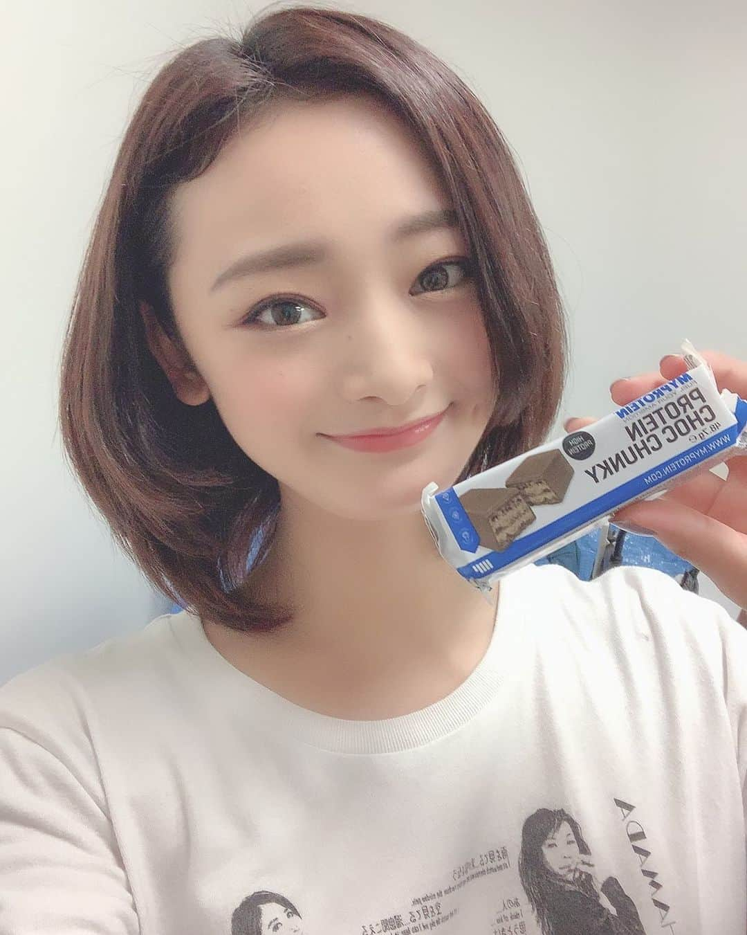 内田美麗（麗奈ゆう）さんのインスタグラム写真 - (内田美麗（麗奈ゆう）Instagram)「原慎さんこと原慎一郎さんにプロテインバーを頂きました🥺✨✨✨ ツイッターの投稿を見てくださってわざわざ持って来て下さったそう🥺🥺✨✨✨✨✨✨✨ めっっちゃ嬉しいっっ🥺✨✨✨🌈🌈🌈🌈🌈🌈🌈 一緒に写真撮ってほしかったなぁ〜🥺😣🥺😣 プロテインって美味しくないとかマッチョになりませんか？って聞かれるけど、そんな事ないよ！！！！ 逆に大事！！！ 物によっては口に合わないものはたまぁ〜にあるけど、ほぼほぼ美味しいからっ！！！ だし、女性がマッチョになるにはかなり筋トレしないとなりませんから！！笑笑  プロテイン飲むと引き締まる感じするし、絶対飲んだ方がいい！🤔🤔🤔 あと適度に運動っ！🤗🤗🤗 #マイプロテイン #プロテイン#タンパク質#プロテインバー#protein#myprotein  #トレーニング#フィットネス#training#fitness」5月15日 18時13分 - miretan29