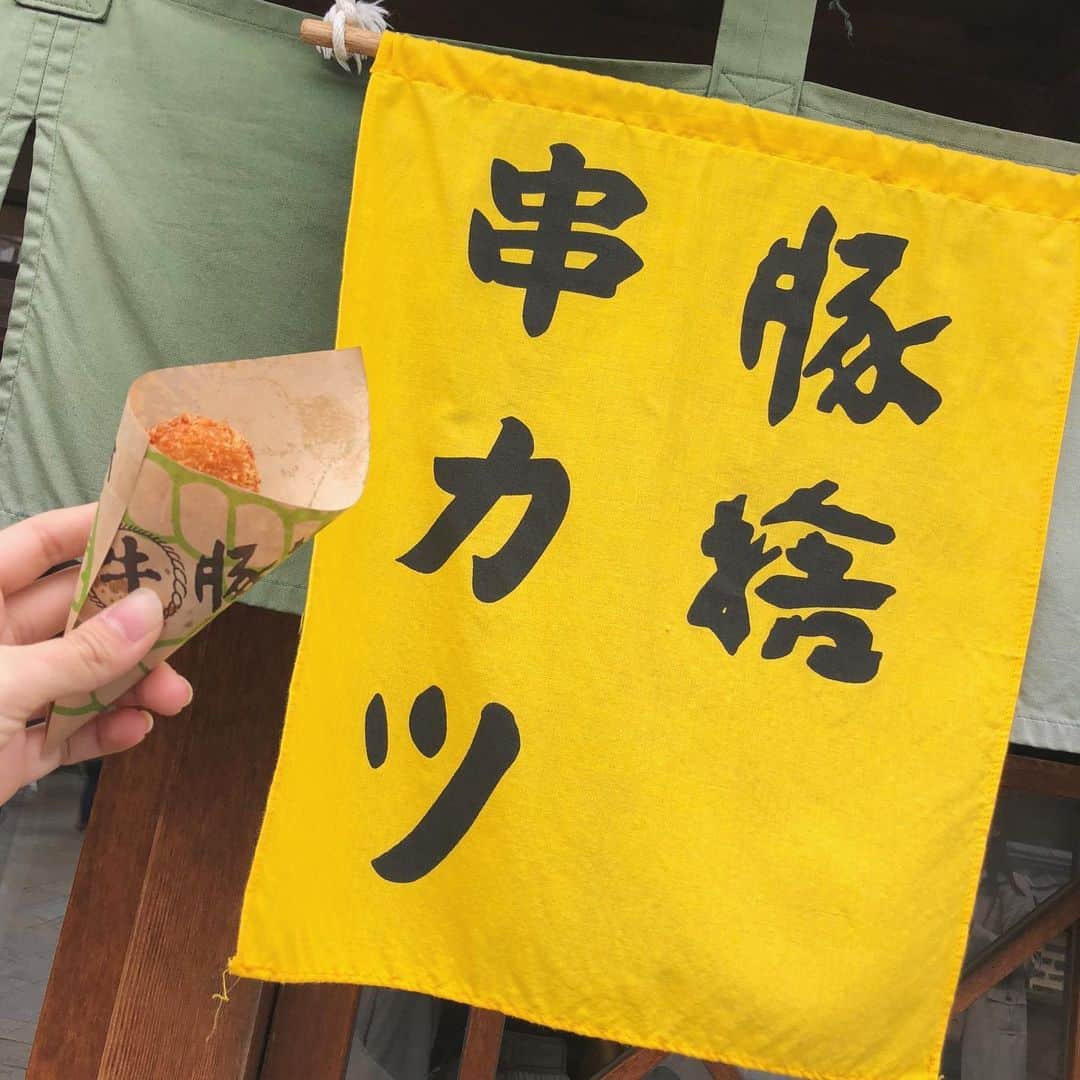 のインスタグラム：「おかげ横丁でいつも行列が出来ている豚捨のコロッケ🐷」