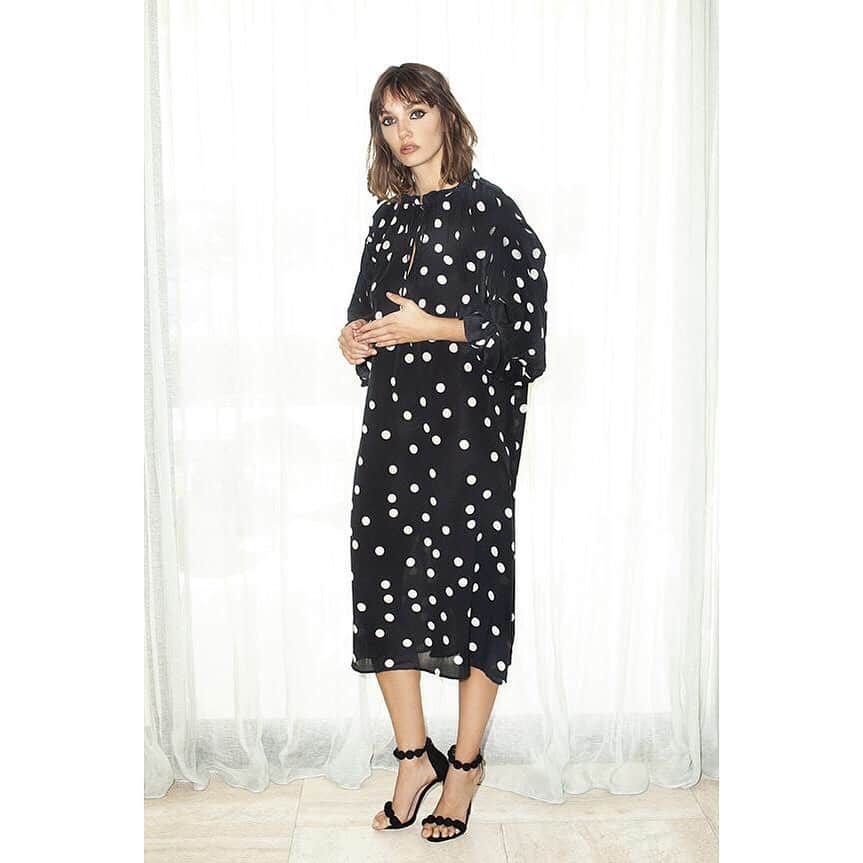 のインスタグラム：「🖤 Playful yet sophisticated polka dots make a statement in this versatile silk dress. A bestselling shape with pockets and sash for those who like their outfits belted, you’ll be wearing this in spring with slides and winter with boots ♣️ Available exclusively @collectiveonqueen or TAP to shop • AFTERPAY • FREESHIP #cocoribbon #bohemeluxe #luxe #luxefabric #silk #timeless #prints #monochrome #polkadot #fashion #boutique #blouse #dress #shop #love #instastyle #london #sydney #ruffles #blackandwhite #colourcrush #colour #welltravelled #chic #fave #limitededition Photography: @mattsolomonphotographer • Model: @emilyjean_x • Make-up @joel_babicci」