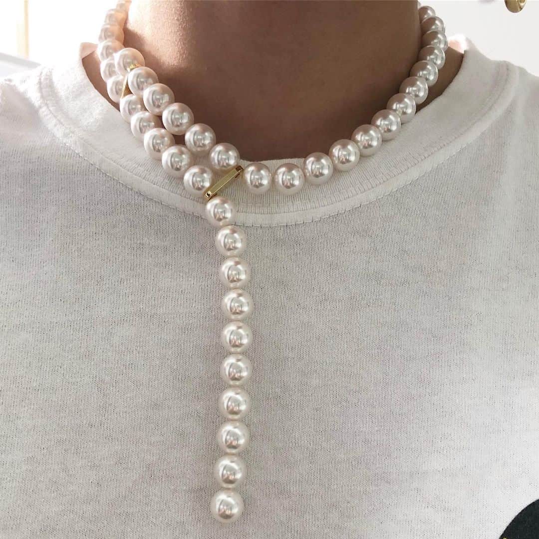 マンデーエディションさんのインスタグラム写真 - (マンデーエディションInstagram)「Cross-ended pearl necklace . #mondayedition #먼데이에디션 #pearlnecklace #진주목걸이」5月15日 18時17分 - mondayeditionseoul