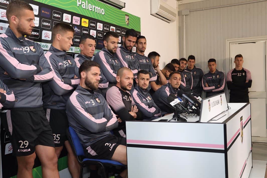 USチッタ・ディ・パレルモのインスタグラム：「Come protagonisti principali quali siamo, non riusciamo a trovare alcuna giustificazione per il comportamento del Consiglio Direttivo della Lega B che, alla presenza di componenti in potenziale conflitto di interessi e senza un criterio oggettivo o una potestà normativa, decide di prendere una decisione che stravolge le regole a campionato ormai concluso. Ci chiediamo: su quali basi si è deciso di far disputare i play off, quando è stato emesso solo un primo grado di giudizio? Con che criterio i nostri colleghi del Foggia Calcio hanno perso il diritto a disputare i play out?  Rivendichiamo come calciatori del Palermo Calcio il diritto di poterci guadagnare sul campo la vittoria attendendo, quantomeno, la pronuncia della Corte d'Appello Federale. A quel punto accetteremo il verdetto qualunque esso sia. Ma fino ad allora faremo sentire in ogni sede opportuna e possibile la nostra voce perché siamo stati depredati della nostra dignità. Ci hanno tolto il diritto di sudare per un traguardo.  Ci facciamo rappresentanti di una città ferita, di persone che hanno voglia di urlare che, in uno Stato di diritto, così non funziona, che non si possono calpestare i diritti con un colpo di penna deciso in potenziale conflitto di interessi. Continueremo la nostra lotta fino a quando ci sarà possibile accompagnati dall’AIC, con l’intenzione di far valere e tutelare i nostri diritti.  I calciatori della Prima Squadra dell'U.S. Città di Palermo」