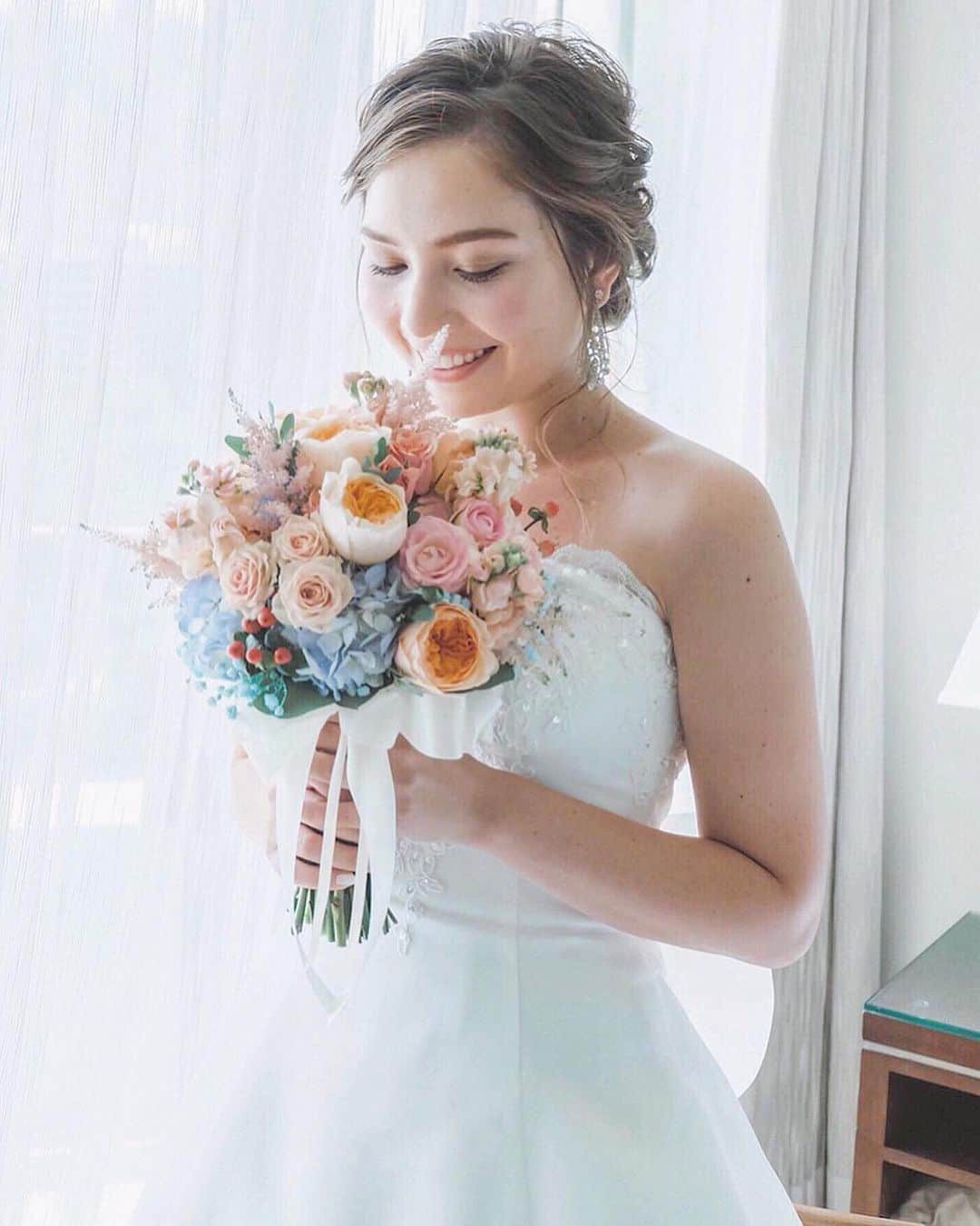 Yukari Ogayaさんのインスタグラム写真 - (Yukari OgayaInstagram)「Hawaii wedding ✨✨✨ . . . . . Hair&makeup by @yukariogaya  #ハワイ#ブライダル#美容師#披露宴 #ブライダルヘア#ヘアアレンジ#プレ花嫁#花嫁#結婚式#結婚式準備#海外挙式#hawaiiwedding #ハワイヘアメイク#おしゃれ花嫁#エンゲージメントフォト #ウェディングフォト#ヘアチェンジ#入籍 #綺麗 #ゆるふわアレンジ#アニバーサリーフォト #婚約#ハワイ挙式#ウェディングヘア#花嫁準備#前撮り#2019秋婚 #持ち込みヘアメイク#リハーサルメイク#キラキラ輝く」5月15日 18時24分 - yukariogaya