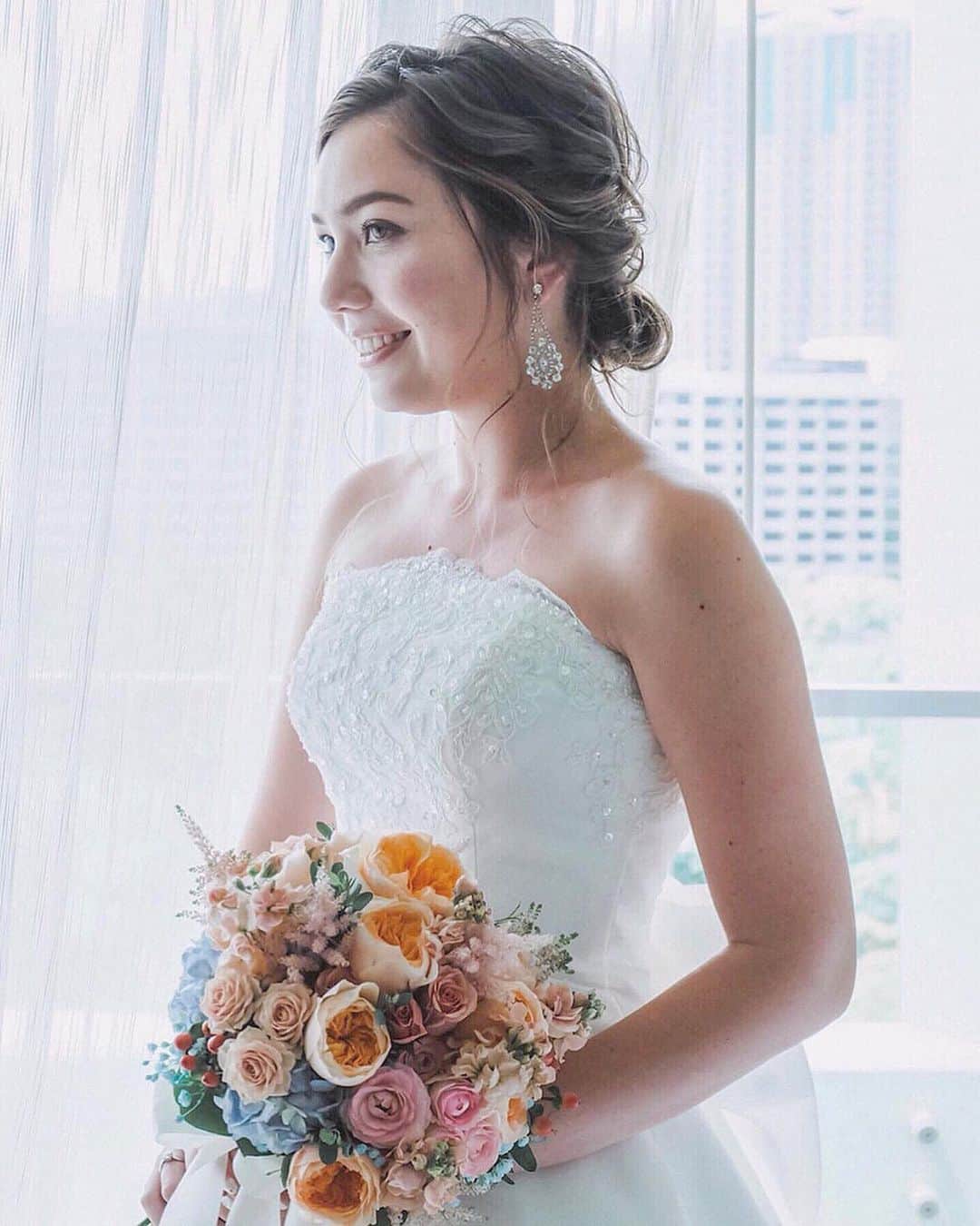 Yukari Ogayaさんのインスタグラム写真 - (Yukari OgayaInstagram)「Hawaii wedding ✨✨✨ . . . . . Hair&makeup by @yukariogaya  #ハワイ#ブライダル#美容師#披露宴 #ブライダルヘア#ヘアアレンジ#プレ花嫁#花嫁#結婚式#結婚式準備#海外挙式#hawaiiwedding #ハワイヘアメイク#おしゃれ花嫁#エンゲージメントフォト #ウェディングフォト#ヘアチェンジ#入籍 #綺麗 #ゆるふわアレンジ#アニバーサリーフォト #婚約#ハワイ挙式#ウェディングヘア#花嫁準備#前撮り#2019秋婚 #持ち込みヘアメイク#リハーサルメイク#キラキラ輝く」5月15日 18時24分 - yukariogaya