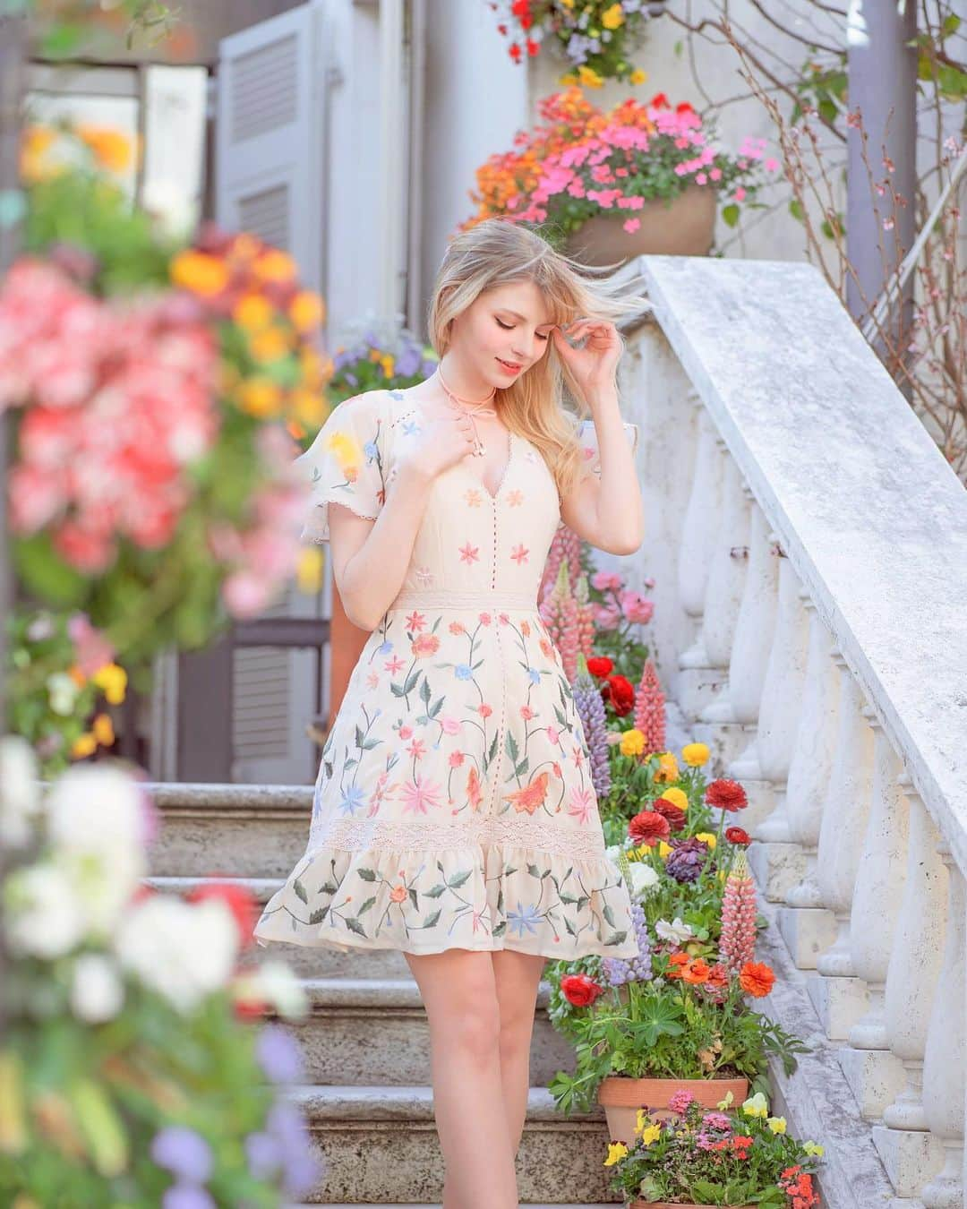 ソフィーさんのインスタグラム写真 - (ソフィーInstagram)「What’s you’re favourite flower? 💐 . . Photo by @lukecraigphoto  #spring #japan #harajuku #omotesando #missselfridge #ootd」5月15日 18時24分 - peachmilky_