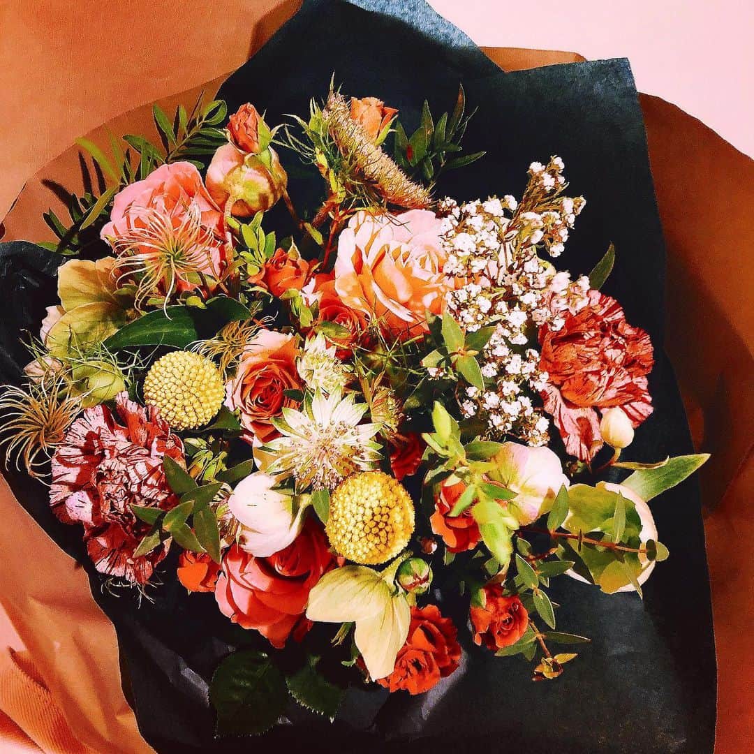 加藤桃子さんのインスタグラム写真 - (加藤桃子Instagram)「happy mother's day!﻿ お気に入りの花屋さんで花束をお願いしました😌﻿ ﻿ ✔️ SORCERY  DRESSING﻿ ﻿ センスが良くていつも素敵なブーケを作ってもらえるの🥰🌼💕﻿ #flowerarrangement ﻿ #flowermarket ﻿ #bouquet ﻿ #花束  #ブーケ #フラワーショップ #フラワーギフト #フラワーアレンジメント」5月15日 18時24分 - mom0.japan