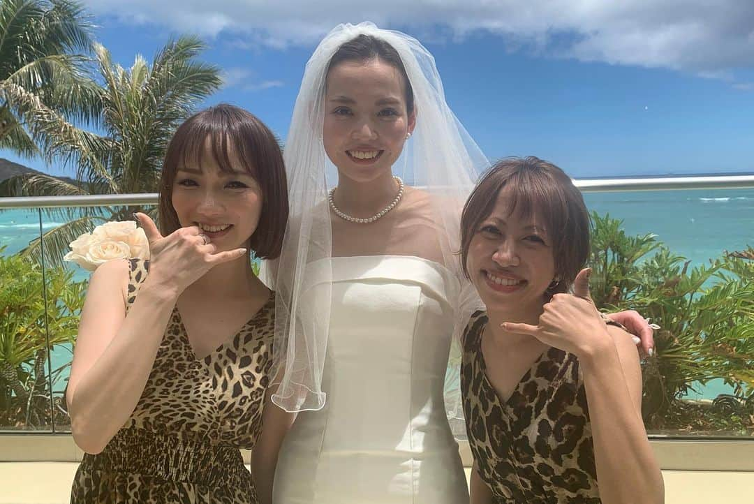 【air-GINZA】中村有佑さんのインスタグラム写真 - (【air-GINZA】中村有佑Instagram)「結婚式の為、長いお休みをいただいてハワイへ。 現地時間の5月13日12:30にシェラトンホテルのチャペルにて無事に結婚式を執り行うことができました。 今回、ポルカなどでご支援くださった125名の皆さまのおかげでこうして幸せな瞬間を過ごすことができて本当に感謝しています。 あと、わざわざハワイまで来てくれて豹柄サプライズしてくれた15人の仲間やサプライズ列席してくれた元弟子も本当に本当にありがとうございました。 夫婦としての実感も湧き、これから気持ち新たに二人三脚で幸せな家庭を築いてまいりたいと思います。 これからもよろしくお願い致します。 中村有佑・幸枝 #結婚式 #ウェディング #ハワイ #ハワイ挙式 #シェラトンワイキキ #マカナチャペル  #wedding #happywedding ブログ更新しました🐆」5月15日 18時28分 - air_nakamura