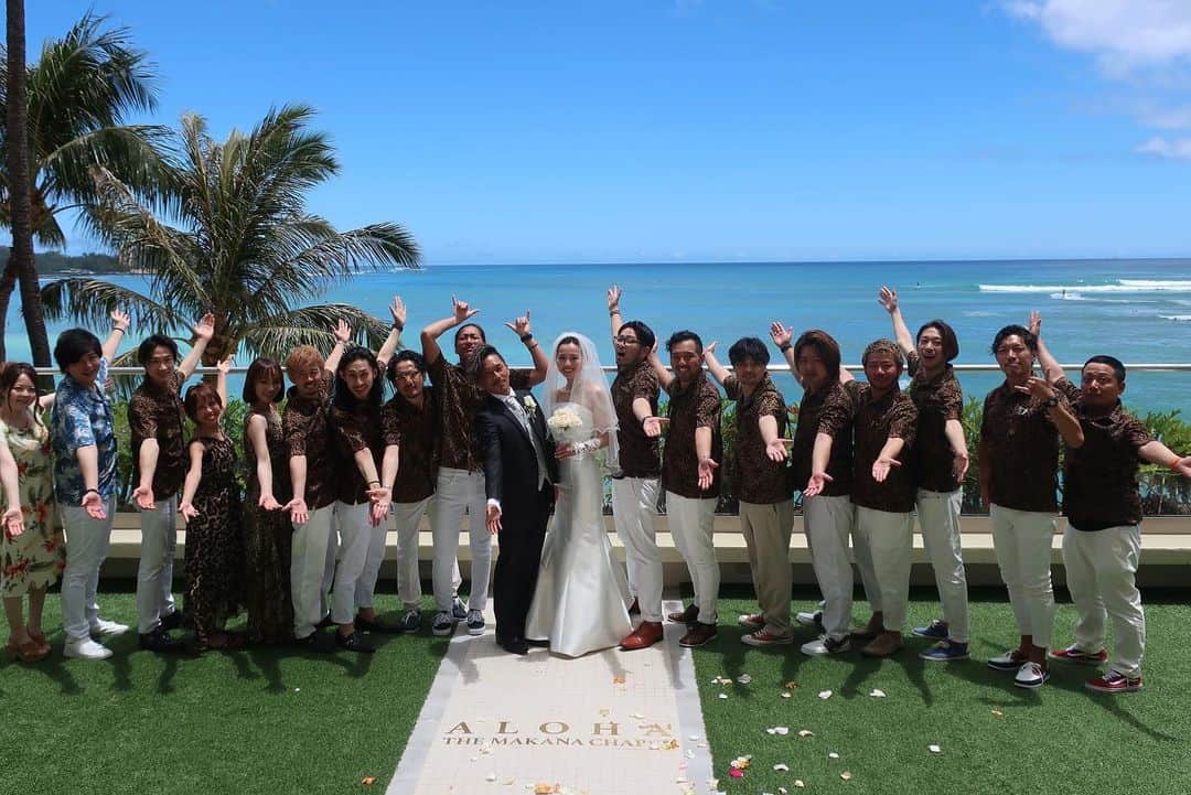 【air-GINZA】中村有佑さんのインスタグラム写真 - (【air-GINZA】中村有佑Instagram)「結婚式の為、長いお休みをいただいてハワイへ。 現地時間の5月13日12:30にシェラトンホテルのチャペルにて無事に結婚式を執り行うことができました。 今回、ポルカなどでご支援くださった125名の皆さまのおかげでこうして幸せな瞬間を過ごすことができて本当に感謝しています。 あと、わざわざハワイまで来てくれて豹柄サプライズしてくれた15人の仲間やサプライズ列席してくれた元弟子も本当に本当にありがとうございました。 夫婦としての実感も湧き、これから気持ち新たに二人三脚で幸せな家庭を築いてまいりたいと思います。 これからもよろしくお願い致します。 中村有佑・幸枝 #結婚式 #ウェディング #ハワイ #ハワイ挙式 #シェラトンワイキキ #マカナチャペル  #wedding #happywedding ブログ更新しました🐆」5月15日 18時28分 - air_nakamura
