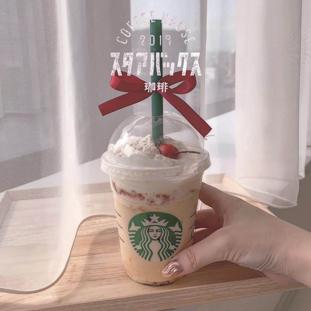 のインスタグラム：「.*⑅︎୨୧┈︎┈︎┈︎┈︎┈︎┈︎┈┈︎┈︎┈︎┈︎┈︎୨୧⑅︎* .  今日から発売🍮 ✼スタアバックス珈琲 #プリンアラモードフラペチーノ 620円(税抜) ㅤㅤㅤㅤ 看板も袋もレトロな字体になっててめっちゃかわいい☕️ 本当にプリン飲んでるみたいだった🍮 マンゴー、りんご、ストロベリーの果肉が入ってたよ💗 ホイップ多めカスタマイズもできた🙆‍♀️けど無脂肪にするの忘れた😭これはできるのかな？ 💡ショット追加するといい感じのほろ苦になるらしい！ 新作グッズも可愛くて物欲が😭 実は最近の一番お気に入りはエスプレッソアフォガードフラペ❤︎ .*⑅︎୨୧┈︎┈︎┈︎┈︎┈︎┈︎┈┈︎┈︎┈︎┈︎┈︎୨୧⑅︎* .  #スターバックス#Starbucks#レトロ#スタアバックス珈琲#スタバ新作#Frappucino#フラペチーノ#shinjukucafe#新宿カフェ#渋谷カフェ#インスタ映えスイーツ#フォトジェニックスイーツ#プリンアラモード#まありんカフェ巡り」