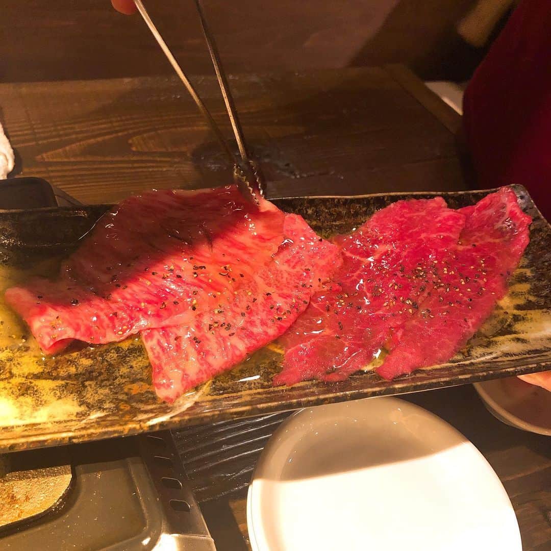 末吉咲子さんのインスタグラム写真 - (末吉咲子Instagram)「この前、#ニクアザブ で肉をひたすら頂きました🤤🍖✨ 見てるだけで元気になれる..それが肉！ かなりコスパ良かったし、次はコースじゃなくて単品でいきたい💪🍖 とにかくお肉が食べたい時はおススメ👍💋 日替わりのサービスもあるから行く時は要チェック🤤 #ニクアザブ新橋 #新橋 #新橋グルメ #肉 #東京グルメ #일본 #소고기 #고기스시 #일본맛집 #도쿄 #도쿄맛집 #고기스타그램」5月15日 18時33分 - kiko_kiko920