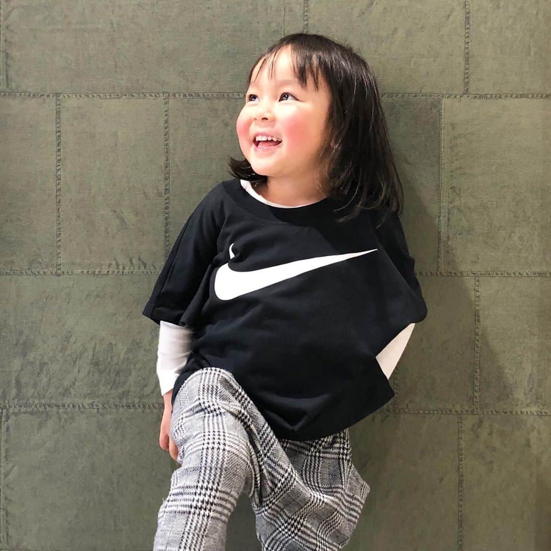 いなざうるす屋さんのインスタグラム写真 - (いなざうるす屋Instagram)「やんちゃめい名古屋に連れてきます。 イナフェスで絡んでもらえたら母嬉しいです💕 話変わって。 この壁紙が本物に好きすぎる！ 壁紙屋本舗LAB @kabegamiyahonpolab  に行けば見れるぜよ。触れるぜよ〜！ #壁紙屋本舗 #国産壁紙 #3歳 #3歳3ヶ月 #riehata好きでnike好き加速 . __________________________________ INAFES in名古屋でWS受付中💕 プロフィール画面のリンクから飛べます！ イナフェスでは予約制と予約不要のワークショップ2種類やります♪ まずは予約制WSをお知らせさせておくんなんし！ ______________________ ▼内容 2wayで使える♪ボルトで作る可動式ラダー by つるじょRie・Kaoringomuimui . ▼詳細 棚板の向きを自由に変えることが出来るので色々な用途に使えます♪ 鉄部分は可動式！ 使い方自由自在のネジやボルトで作る可動式ラダーです♪ ネジやボルトの使い方は意外に簡単！ 使い方を覚えれば色々ことに応用できます。 ぜひ遊びに来ておくんなんしー♪ サイズ：幅40㎝ 高さ80㎝ . ▼参加費 税込3000円 . ▼日時・場所 5月25日(土)​ 11:00-12:30 INAFES会場内 . ▼申込み受付 5月14日(火)21:00～ いなざうるす屋WebShopからのご予約。  プロフィール画面のリンクからご予約ページへお進みください♪  ______________________ ___________________ INSFES in 名古屋 ▼日時 5月25日 土曜日 11:00〜16:00 ▼場所 名古屋市中村区名駅南1-３-14石原ビル 名古屋駅から徒歩10分 地下鉄伏見駅から徒歩10分 国際センター駅から徒歩7分 ▼内容 ・ワークショップ予約制と予約不要2種類やります！ ・フェイクグリーンもりもり並べます！ ・フェイクグリーンの魅力を語ります！ ・壁紙・床材の魅力を語ります！ ・いなざうるす個人の壁紙床材コレクションたち持ってきます！ ______________________ . #インテリア #diy #diyワークショップ #ワークショップ #ラダー #ハンドメイド #フェイクグリーン #観葉植物 #インテリアグリーン #fakegreen #interiorgreen #zakka #造花 #アーティフィシャルフラワー #artificialflower #artificial」5月15日 18時33分 - inazaurusu_ya