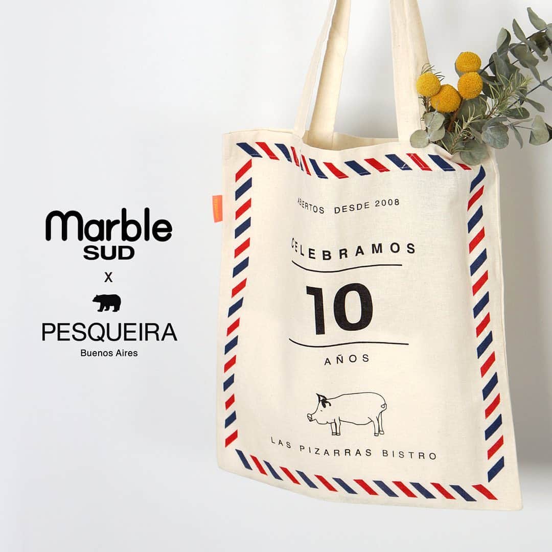 marbleSUD(マーブルシュッド) のインスタグラム：「こちらのイベントは終了しました。期間中、沢山のご来店ありがとうございました。 ・ 【イベント】 5月16日（木）より、直営店&online shopで、素敵なトートバッグが貰えるスペシャルイベントを開催いたします。 ・ marble SUDのインポートアイテムの中でも人気の高い「PESQUEIRA（ペスケイラ）@pesqueiratm」。POPなものから繊細なタッチまで、動物を描いたウエアーや雑貨を中心に、人気を集めているアルゼンチン発のブランドです。ディレクター同士の親交も深く、今回スペシャルなコラボが実現しました。 ・ PESQUEIRA × marble SUDのスペシャルトートバッグは、PESQUEIRAらしいゆる〜いタッチの可愛い子ブタがポイント。トリコロールカラーの縁取りと、蛍光ピンクのタグがシンプルなデザインの中にキラリと光ります。 ・ 税込10,000円以上お買い物いただいたお客さまにおひとつプレゼントいたします。夏のお買い物と一緒に、made in アルゼンチンのとってもキュートなバッグを是非ゲットしてくださいね。 ・ 【コラボバッグプレゼントキャンペーン】 期間：5月16日(木)〜6月9日(日) ※無くなり次第終了となりますので、ご了承ください。 ※ポイントをご利用の場合は、お支払い金額が10,000円以上でイベントの対象となります。 ・ #marblesud #マーブルシュッド #PESQUEIRA #ペスケイラ #ノベルティ #プレゼント #ブタ #pig #ファッション #イベント#トートバッグ #おでかけ #コーデ」
