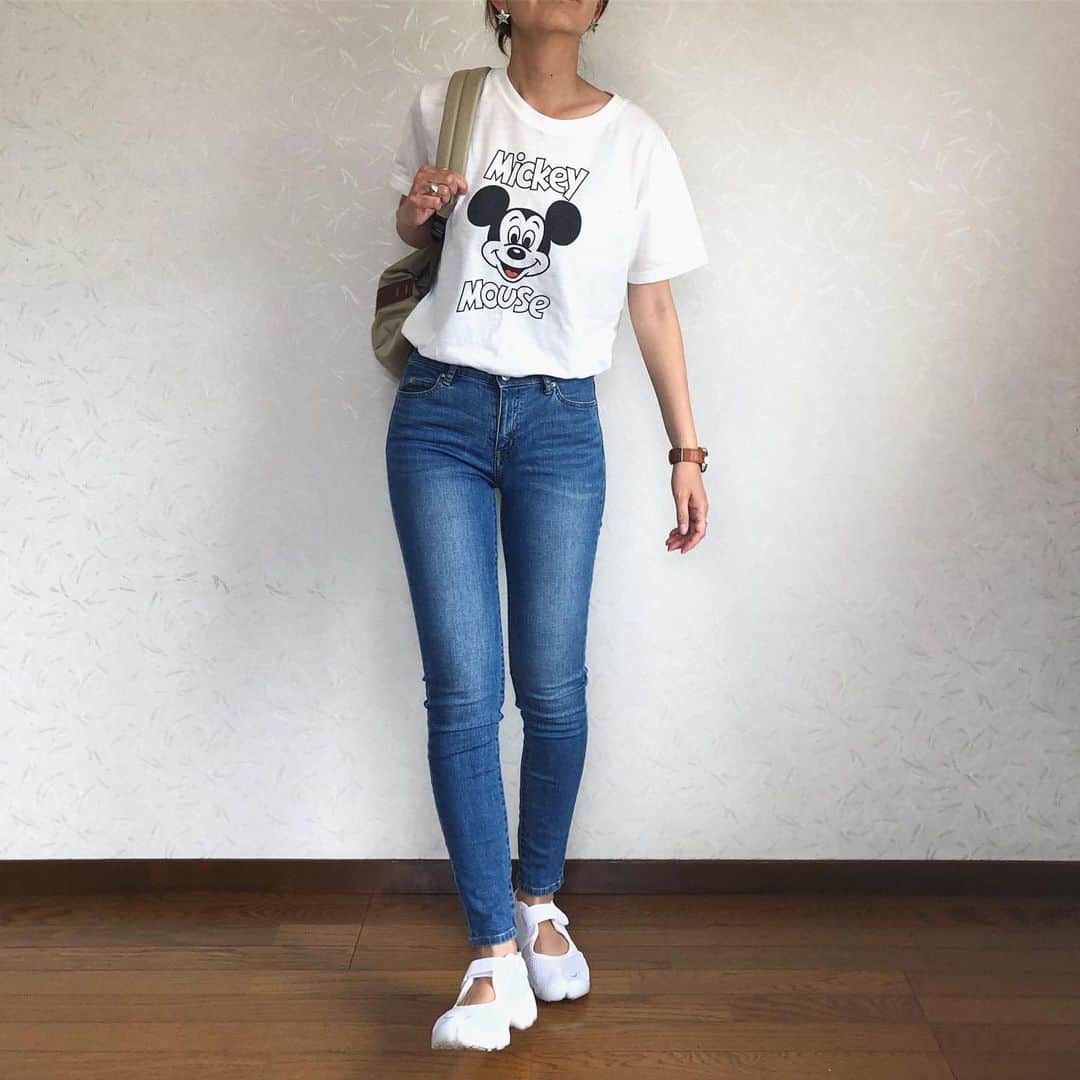 のインスタグラム：「シンプルにミッキー👴🏿 . . . ピアスは @eveimportstore のスターピアス😙 . . . . t shirt#freaksstore @freaksstore_official  denim#zozo @zozoglobal  pierce#eveimportstore @eveimportstore . . . . . #fashion #code #locari #outfit #ootd #mickeymouse #ママコーデ #スキニーデニム #カジュアル #エアリフト #ナイキ #シルバーアクセサリー #wear更新」