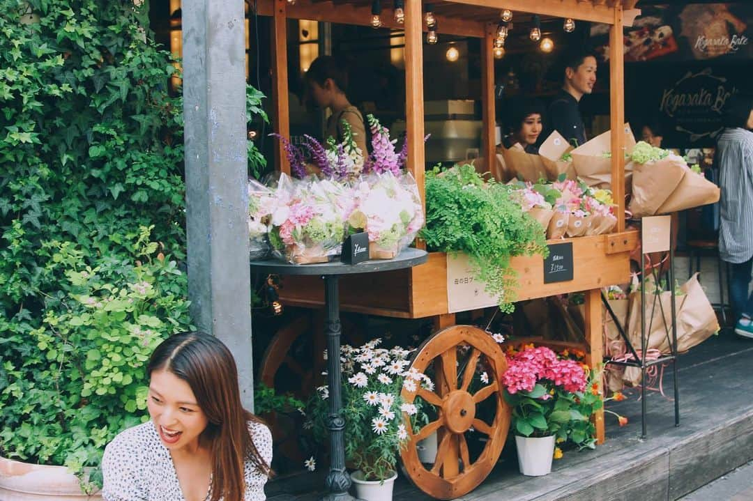 磯部映見さんのインスタグラム写真 - (磯部映見Instagram)「Since we are busy thinking about Mother's day marketing/flower idea, Mother's day always happens to me after mothers day.🌷 Happy (belated) mother's day. 毎年花の日はとっても忙しいので、母の日が終わると綺麗なお花を見ながら、母への感謝と、母でいる喜びと、海の向こうのママたちと、家族の優しさを実感します。 @hanatombo のフラワーワゴン、なんて可愛いのだ。 #hanatombo #mothersday #mama」5月15日 18時41分 - aimee_isobe