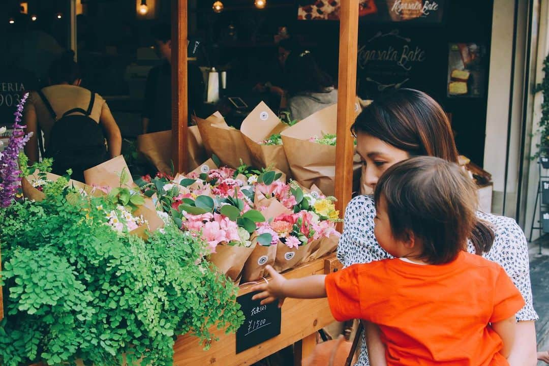 磯部映見さんのインスタグラム写真 - (磯部映見Instagram)「Since we are busy thinking about Mother's day marketing/flower idea, Mother's day always happens to me after mothers day.🌷 Happy (belated) mother's day. 毎年花の日はとっても忙しいので、母の日が終わると綺麗なお花を見ながら、母への感謝と、母でいる喜びと、海の向こうのママたちと、家族の優しさを実感します。 @hanatombo のフラワーワゴン、なんて可愛いのだ。 #hanatombo #mothersday #mama」5月15日 18時41分 - aimee_isobe