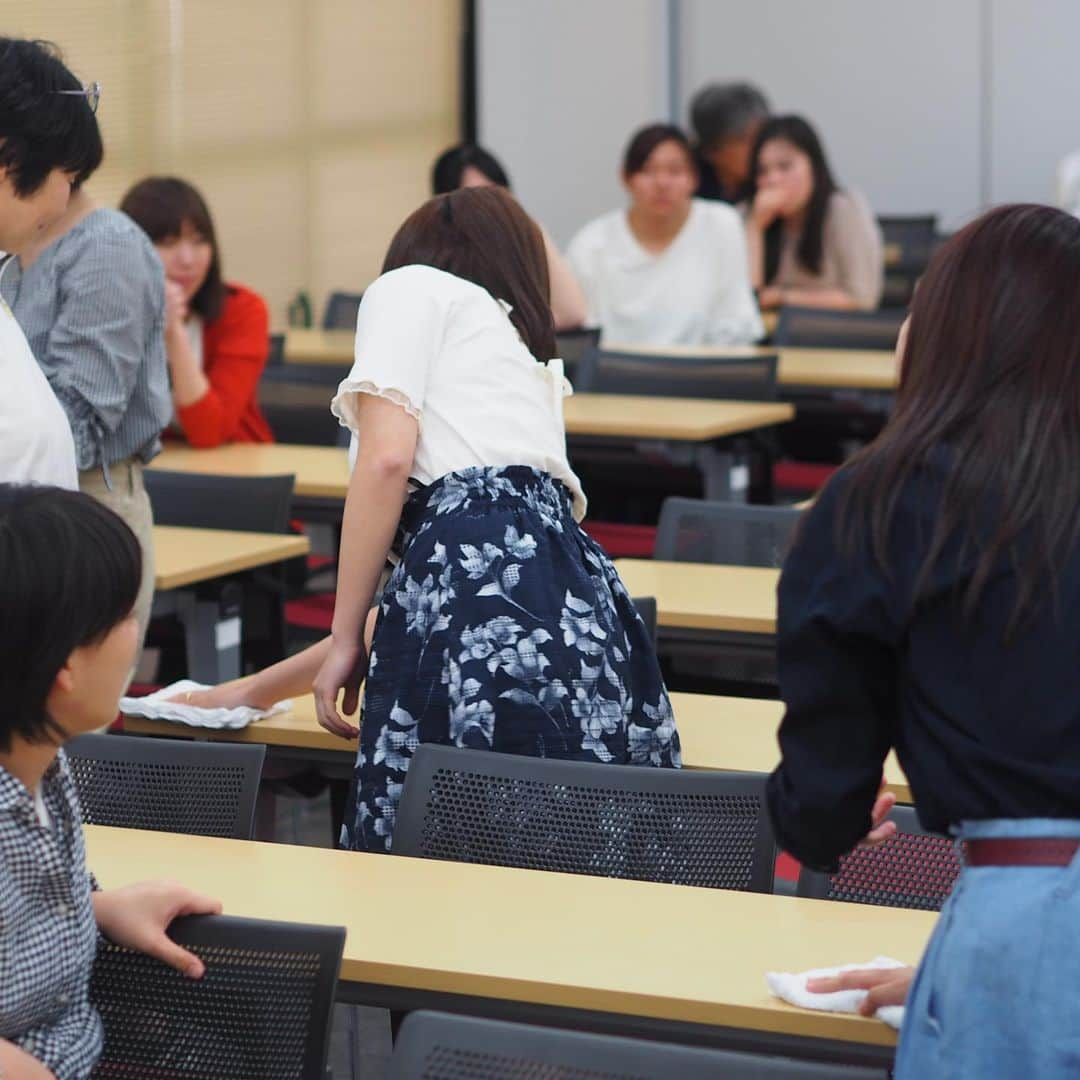 福岡女子短期大学さんのインスタグラム写真 - (福岡女子短期大学Instagram)「＠子ども学科 . 5/14（火）子ども学科では１年生「ゼミナール」のテーマは「掃除🧹」でした。 . 来年２月には「保育園実習🔰」が始まる１年生。実習中は子どもたちと触れ合うだけではなく、様々な制作物、園内の清掃なども大事な「保育」の仕事として経験します。 . その中でも毎日の清掃は大事な仕事のひとつです。保育室、廊下、トイレ、流しなど…。今回の「ゼミナール」では当たり前と思っていた「雑巾の絞り方」「箒の使い方」を実際に全員で確認しました。 . １年生も最初は「掃除」と聞いて戸惑っていましたが、確認していく中で真剣に取り組み、皆で協力することの大切さをら学ぶことが出来たようです。１年生の皆さん「保育者」としての意識が高まった１日でした。 . #福女短 #福岡女子短期大学 #子ども学科 #ゼミナール #掃除 #短期大学 #保育実習 #ぞうきん #雑巾がけ #雑巾 #ほうき #保育士 #保育士の卵 #そうじ #保育士の卵 #幼稚園教諭 #幼稚園教諭の卵 #保育園実習 #保育士になりたい #保育学科 #保育士のたまご #大学生 #短大生 #掃除記録 #未来の保育士 #女子力アップ #女子大生 #進路 #福岡の女子短期大学 #女子大生 . ========[ 資料請求 ]======== ． 新しい福岡女子短期大学の資料請求（2020大学案内）を無料送付中です。本学ホームページからお気軽に申し込みください。 . 子ども学科/健康栄養学科 音楽科/文化教養学科 ． 福岡女子短期大学 住所：‪‪‪‪福岡県太宰府市五条四丁目16番‬1号‬‬‬ tel：‪‪‪092-922-4034‬‬‬（代表） . ====== ====== ======」5月15日 18時42分 - fukuoka_wjc