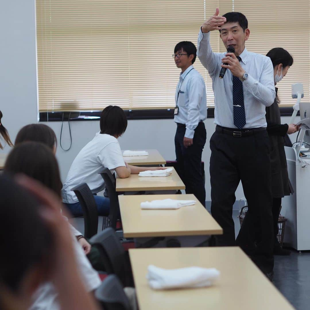 福岡女子短期大学さんのインスタグラム写真 - (福岡女子短期大学Instagram)「＠子ども学科 . 5/14（火）子ども学科では１年生「ゼミナール」のテーマは「掃除🧹」でした。 . 来年２月には「保育園実習🔰」が始まる１年生。実習中は子どもたちと触れ合うだけではなく、様々な制作物、園内の清掃なども大事な「保育」の仕事として経験します。 . その中でも毎日の清掃は大事な仕事のひとつです。保育室、廊下、トイレ、流しなど…。今回の「ゼミナール」では当たり前と思っていた「雑巾の絞り方」「箒の使い方」を実際に全員で確認しました。 . １年生も最初は「掃除」と聞いて戸惑っていましたが、確認していく中で真剣に取り組み、皆で協力することの大切さをら学ぶことが出来たようです。１年生の皆さん「保育者」としての意識が高まった１日でした。 . #福女短 #福岡女子短期大学 #子ども学科 #ゼミナール #掃除 #短期大学 #保育実習 #ぞうきん #雑巾がけ #雑巾 #ほうき #保育士 #保育士の卵 #そうじ #保育士の卵 #幼稚園教諭 #幼稚園教諭の卵 #保育園実習 #保育士になりたい #保育学科 #保育士のたまご #大学生 #短大生 #掃除記録 #未来の保育士 #女子力アップ #女子大生 #進路 #福岡の女子短期大学 #女子大生 . ========[ 資料請求 ]======== ． 新しい福岡女子短期大学の資料請求（2020大学案内）を無料送付中です。本学ホームページからお気軽に申し込みください。 . 子ども学科/健康栄養学科 音楽科/文化教養学科 ． 福岡女子短期大学 住所：‪‪‪‪福岡県太宰府市五条四丁目16番‬1号‬‬‬ tel：‪‪‪092-922-4034‬‬‬（代表） . ====== ====== ======」5月15日 18時42分 - fukuoka_wjc