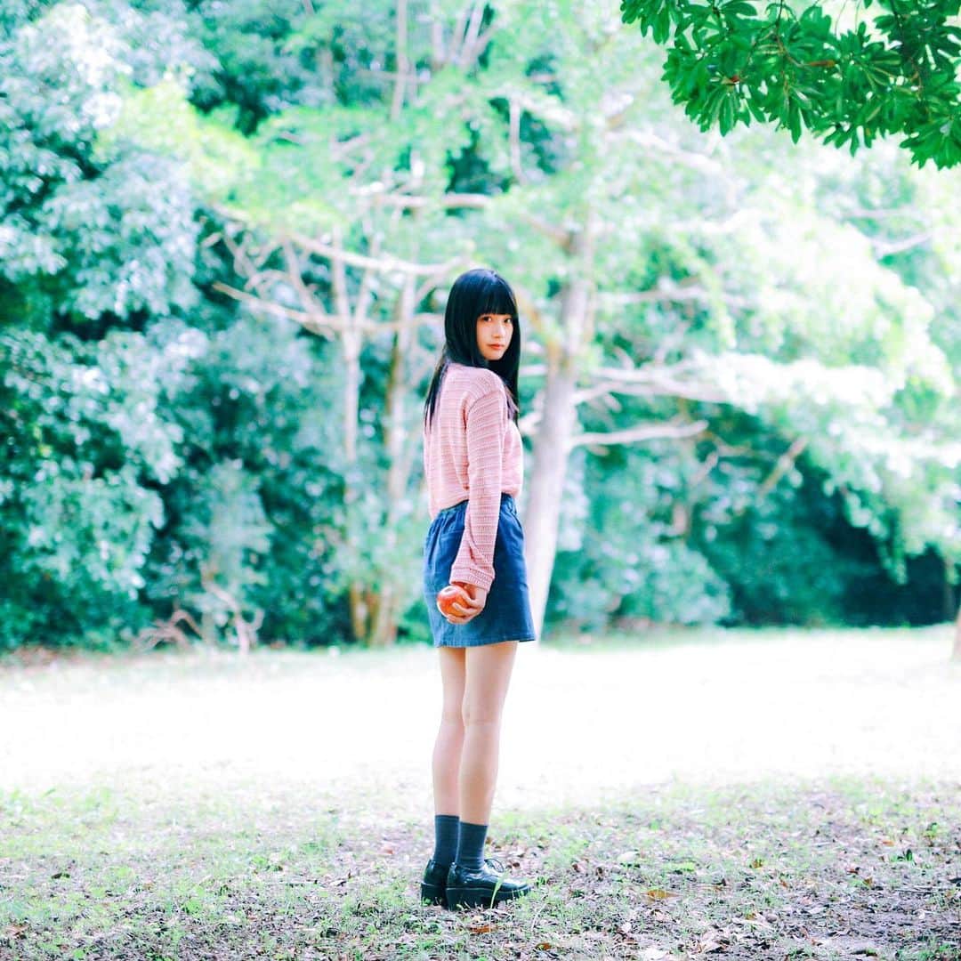 のインスタグラム：「🌿 . . . . . 初夏が一番好きだ。 もうすぐ初夏だよね。 . . . . #りんごがーる  #かすみちゃん🍎」