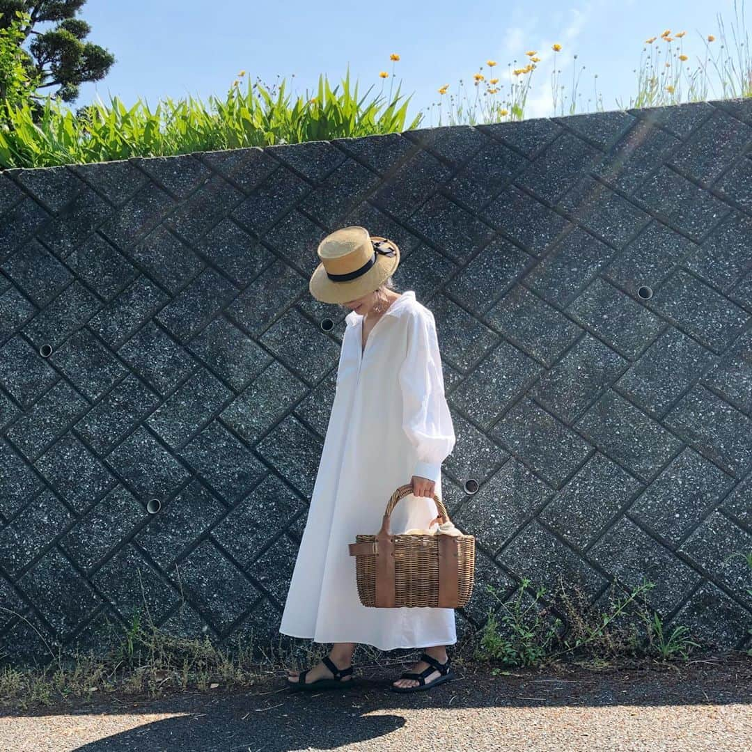 ayanoのインスタグラム：「2019.5.15＊ . 今日は友だちとデートの日 さわやかシャツワンピに❤️ . お店に行っても試着すらさせてくれないので 買いものもままならないのだけど あんまり服も持ってきていないし なんとかワンピ2枚だけgetしましたよ🥰 . 今日はりぃたんも一緒に出かけたのだけど グズグズでとてもお茶できそうになかったので ママンに迎えにきてもらいました😅 . 帰省して以来 アメリカにいたときよりもべったりで 心配していたのだけど 動物園に連れて行ってもらったらしく ごきげんで帰ってきました🤗 . 入ったらフタが開き 座ったら脱臭が始まり さらに温便座… ハイテクトイレが怖いらしく なかなかトイレにも行ってくれず 予想外なところで手こずってます😭」