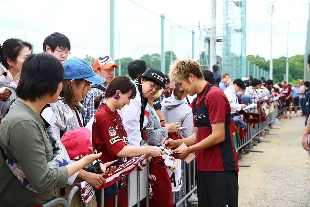 ヴィッセル神戸さんのインスタグラム写真 - (ヴィッセル神戸Instagram)「練習後にはサイン会を行いました。 サポーターみなさん、今後もよろしくお願いします！  Good vibes for everyone 😄 . #vissel #visselkobe #ヴィッセル神戸 #WeAreKobe #一致団結」5月15日 18時44分 - visselkobe