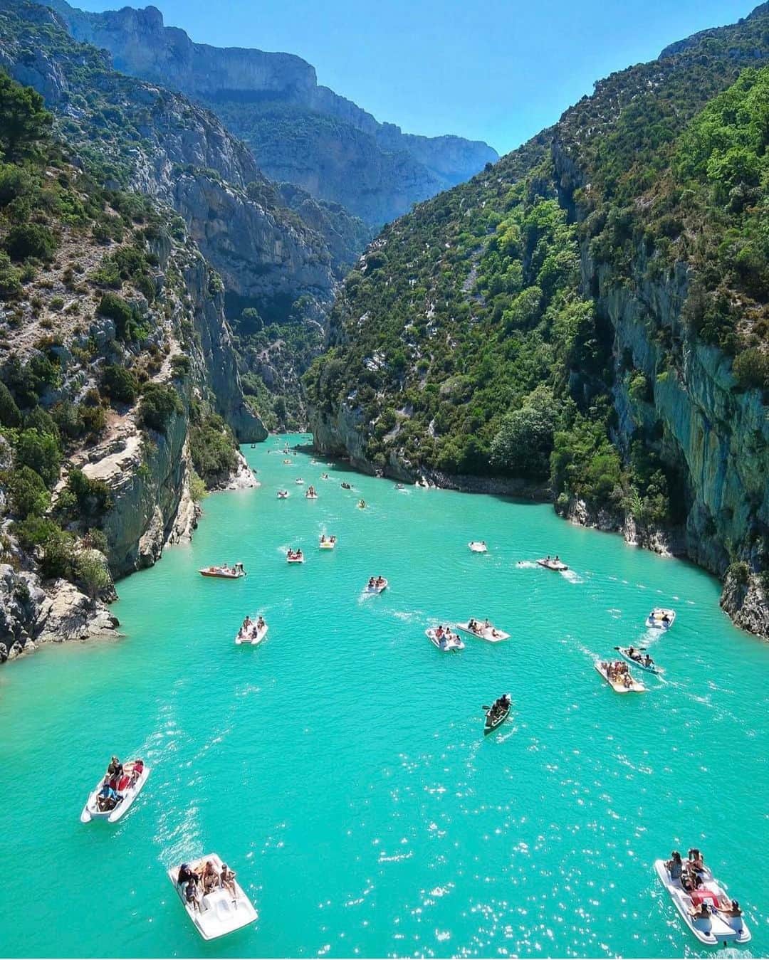 bestvacationsのインスタグラム：「Tag who you’d ride with! This is in France! 🇫🇷 🚣‍♀️ By @sennarelax #BestVacations」