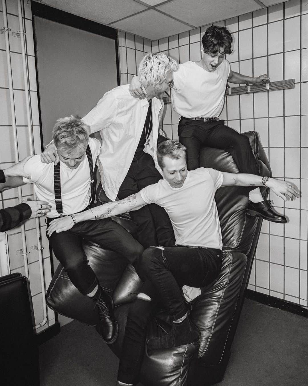 The Vampsさんのインスタグラム写真 - (The VampsInstagram)「Enjoying couch surfing on this tour rather than staying in hotels. 🏄」5月15日 18時58分 - thevamps