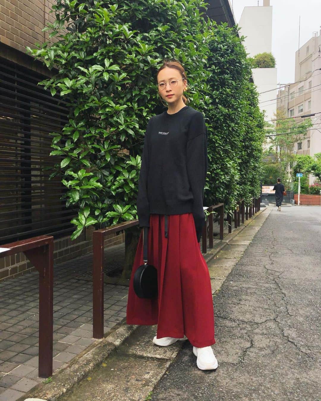 野尻美穂のインスタグラム：「赤シリーズの合わせは黒率高し！ ラフだけどスカートの素材がキレイ目だからカジュアルすぎない感じになるよ🥺 #mihonano #姿勢がいつもよりスッとしてるでしょ #スナップみたい #赤スカちゃん #胸元の刺繍は秘密 #f××keverybody #supreme」