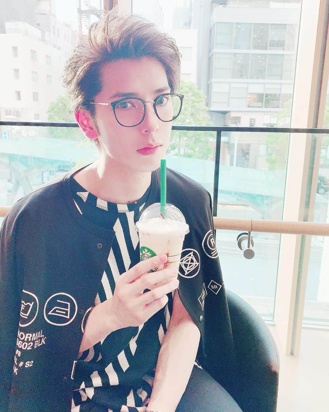 仲田博喜のインスタグラム：「先程とあるフィッティングに行ってきました。  マネさんと打ち合わせながらスタバの新作プリンアラモードフラペチーノ。 美味しかったよ(๑･̑◡･̑๑)  あっ、眼鏡新しいのにしてみました(°_°) #スタバ #新作 #プリンアラモード #フラペチーノ #めがね #NEW #ただいま #日本」