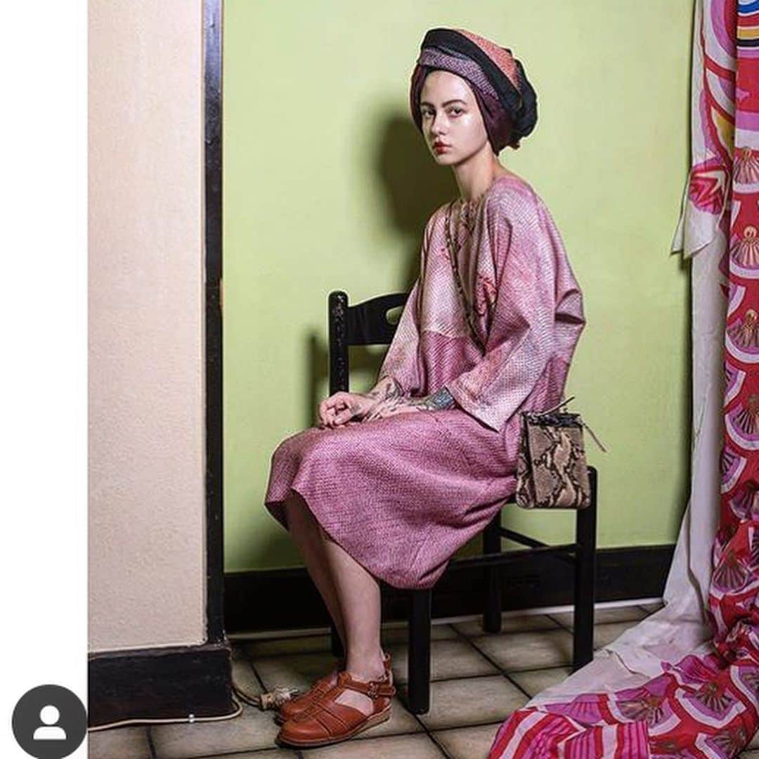 のインスタグラム：「rosa mosa Shake sandals in fieno, photographed by @elsaokazaki for @indie_vienna ~ link in bio ~ #sandals #vienna #austria #rosamosa #elsaokasaki #indiestyle #indie #indievienna」