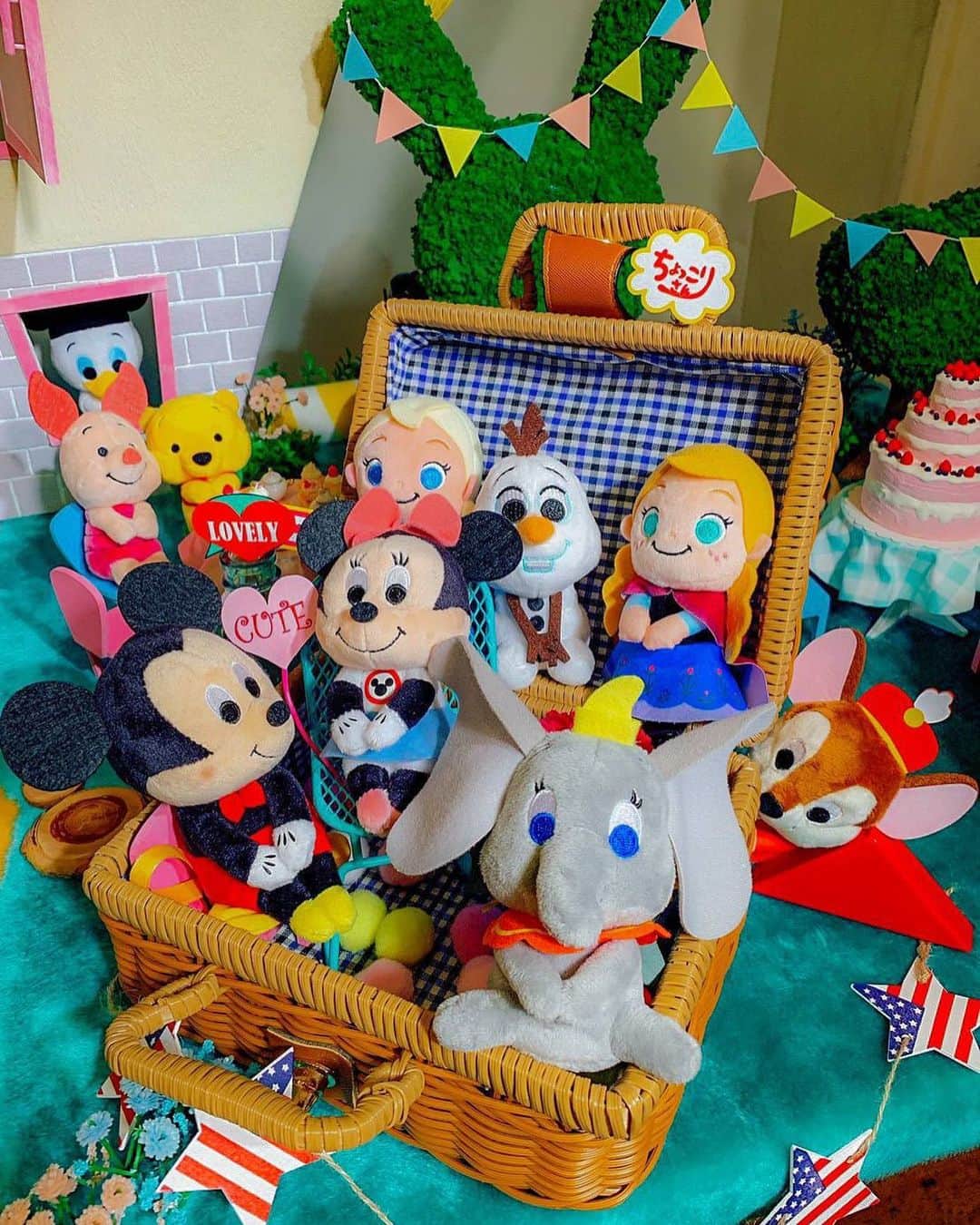 ちょっこりさん【公式】のインスタグラム：「#20190515 * 最後は、Ｅチームの作品を紹介！ * 皆でピクニック～ バスケットの後ろから、ちょっこりしてる ティモシーがとっても可愛い1枚。 * #ちょっこりさん #ちょっこりさんファンイベント #ちょっこりさん2周年記念 #ぬい撮り#ぬいぐるみ #chokkorisan#disney #takaratomyarts #ぬいぐるみと撮り隊 #disney写真部 #ディズニーグッズ #ちょっこりさん好きな人とつながりたい」
