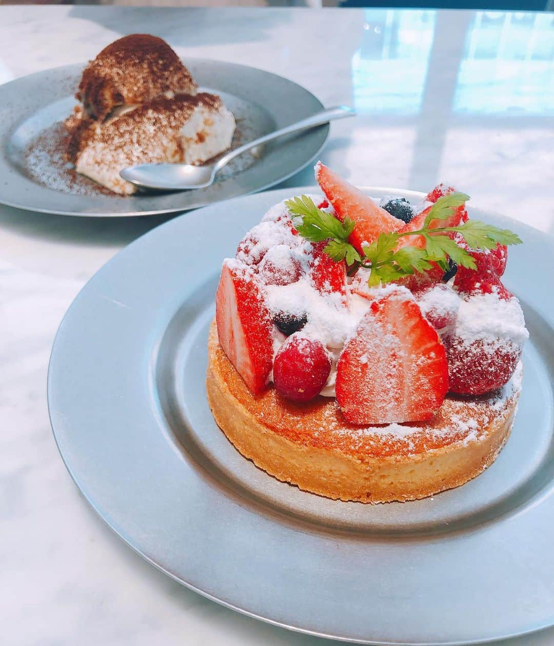 佐野友里子のインスタグラム：「今日も今日とて親友とcafe❤️ ベリータルトとティラミス✨🍰 美味しかった❤️他にも美味しそうなメニューたくさんあったよ♡ . #lohasbeanscoffee #表参道カフェ #cafe #ケーキ #可愛いカフェ」