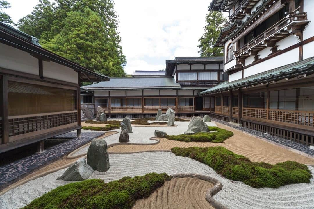 Visit Wakayamaさんのインスタグラム写真 - (Visit WakayamaInstagram)「. Beautifully raked stones grace the garden of this shukubo (temple lodge). Be careful not to step on them.」5月15日 19時00分 - visitwakayama